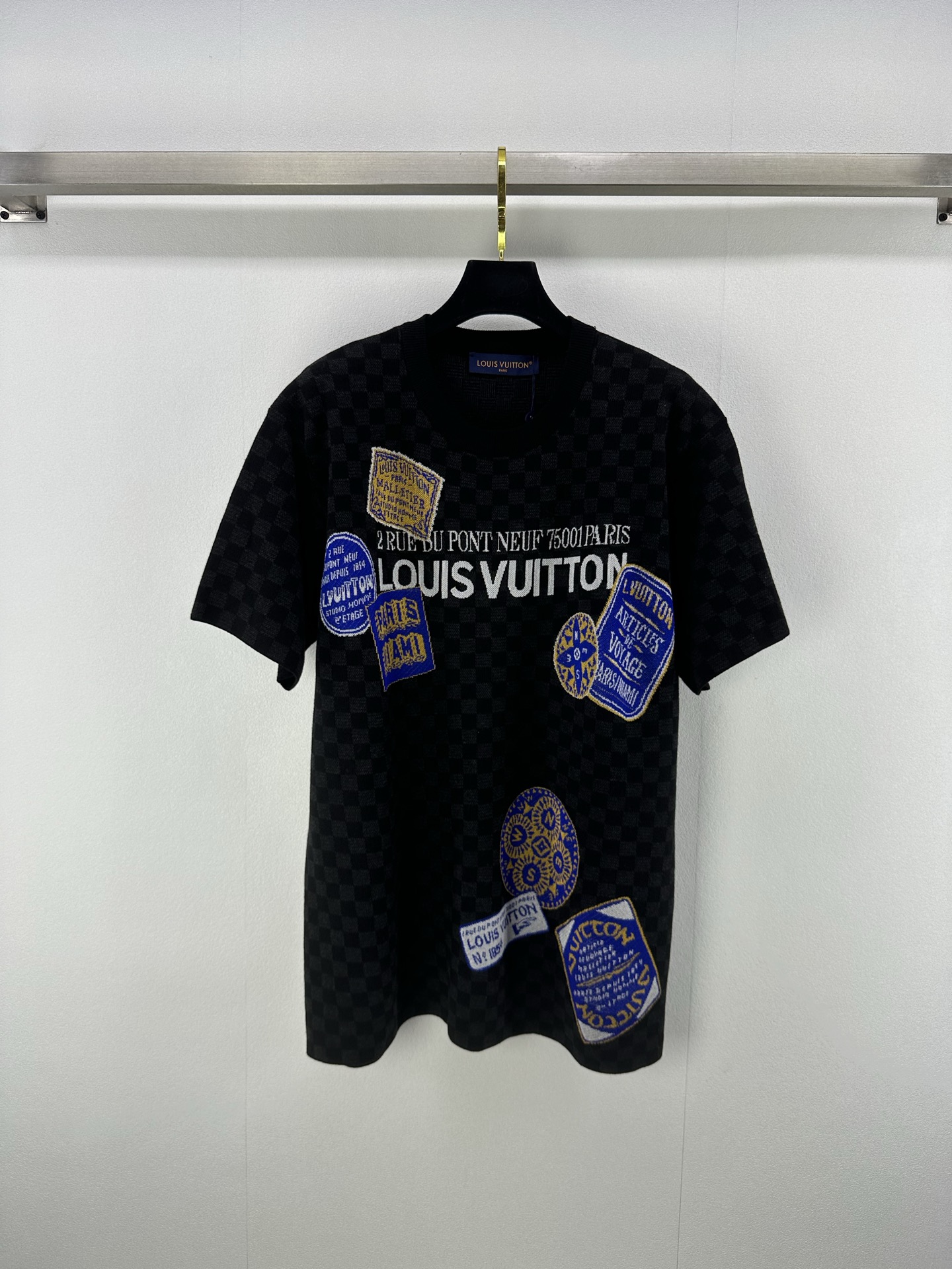 NO:415254,:1 New details on LV 25 New summer letter chessboard short sleeves, fashionable and versatile, classic jacquard badges, fashionable and fashionable, ready-to-wear contrasting logo, rich visual effects, ready-to-wear, full-fitting style, versatile and fashionable, everyday commuting, same style for men and women, 1 color, 3 size SML,,louis vuitton, T-shirt, alexander wang19860909:1 LV上新细节 25 夏季新款字母棋盘格短袖 时尚个性又百搭 经典提花徽章时髦洋气 成衣撞色徽标 丰富视觉效果 成衣品相十足 合身版型 百搭时髦 日常通勤都可 男女同款 1色3码SML,,louis vuitton,T-shirt,alexander wang,Women's clothing