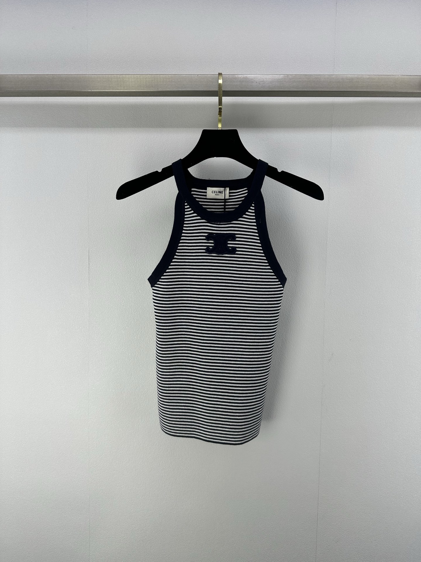 NO:415262,Celin* New details 25 Spring and summer new versatile slim fit and slim striped neck hot girl vest, the color striped design is amazing!  The imported customized original fabric feels great!  The Arc de Triomphe logo embroidery is low-key and luxurious. The hot girl is high-end and fashionable, and the classic style looks slim and versatile!  Highly recommend a must-have item!  1 color 3 code SML, celine, alexander wang19860909Celin* 上新细节 25 春夏新款百搭修身显瘦条纹挂脖辣妹背心 间色条纹设计修身版型绝绝子！进口定制原版面料手感超赞！凯旋门logo刺绣低调奢华.辣妹气质少女高级又时髦,经典版型上身显瘦又百搭！强烈推荐必入单品！ 1色3码SML,,celine,alexander wang,Women's clothing