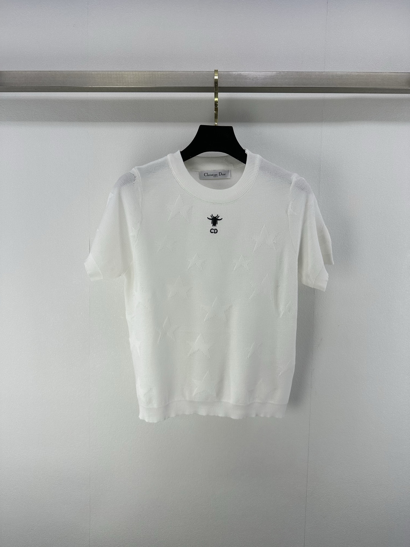 NO:415269,New details on Dio* 25 New summer knitted round neck five-pointed star short sleeves The star pattern is looming, like the brilliance of the night sky, adding agility and dreaminess to the whole. The exquisite Dio logo is low-key embellished, demonstrating the luxury of the brand. Whether it is paired with jeans to show casualness or a skirt to attend elegant occasions, it can become the focus of fashion with its unique design and excellent quality. 2 colors and 3 codes SML, dior, dior, skirts, jeans, T-shirt, alexander wang19860909Dio*上新细节 25 夏季新款针织圆领五角星短袖 星星图案若隐若现 似夜空中闪烁的璀璨 为整体增添灵动与梦幻感 精致迪奥标识低调点缀,彰显品牌的奢华底蕴 无论是搭配牛仔裤展现休闲随性 还是配半裙出席优雅场合 都能凭借独特设计与卓越品质成为时尚焦点 2色3码SML,,dior,dior,skirts,jeans,T-shirt,alexander wang,Women's clothing