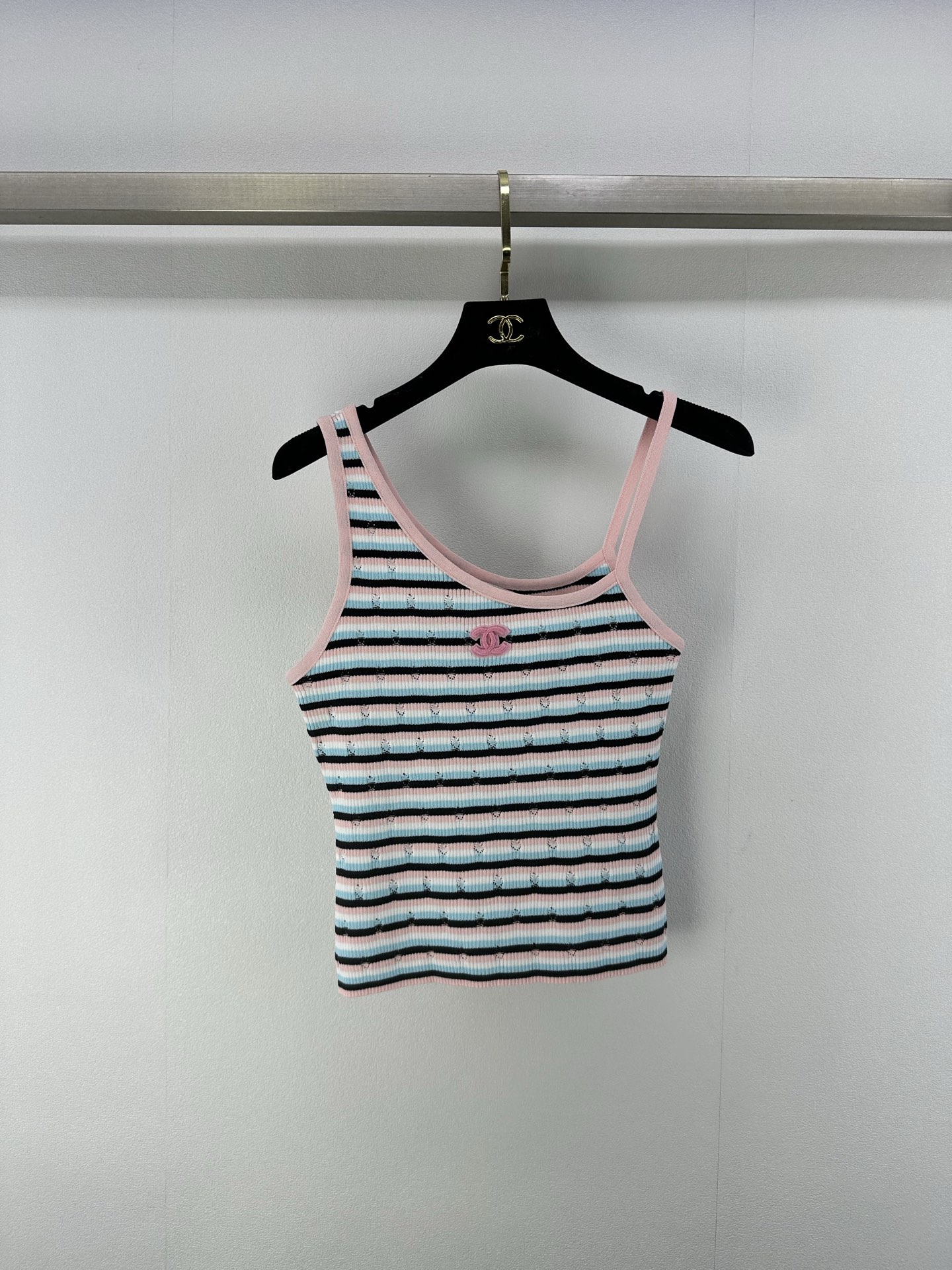 NO:415285,New details on Chane* 25 New summer knitted off-shoulder striped vest The simple yet stylish striped design presents the color collision is Xiaoxiang’s unique interpretation of fashion. Black and colorful stripes intertwined. It has both classic calmness and lively agility. The exquisite mark on the shoulder straps. The low-key highlights luxury is the concreteness of the brand’s soul. 2 colors and 3 codes SML, chanel, alexander wang19860909Chane*上新细节 25 夏季新款针织斜肩条纹背心 简约而不失格调的条纹设计呈现 色彩碰撞间是小香对时尚的独特诠释 黑色与彩色条纹交织 既有着经典的沉稳 又融入了活泼的灵动 肩带上精致的标 低调中彰显奢华是品牌灵魂的具象化 2色3码SML,,chanel,alexander wang,Women's clothing