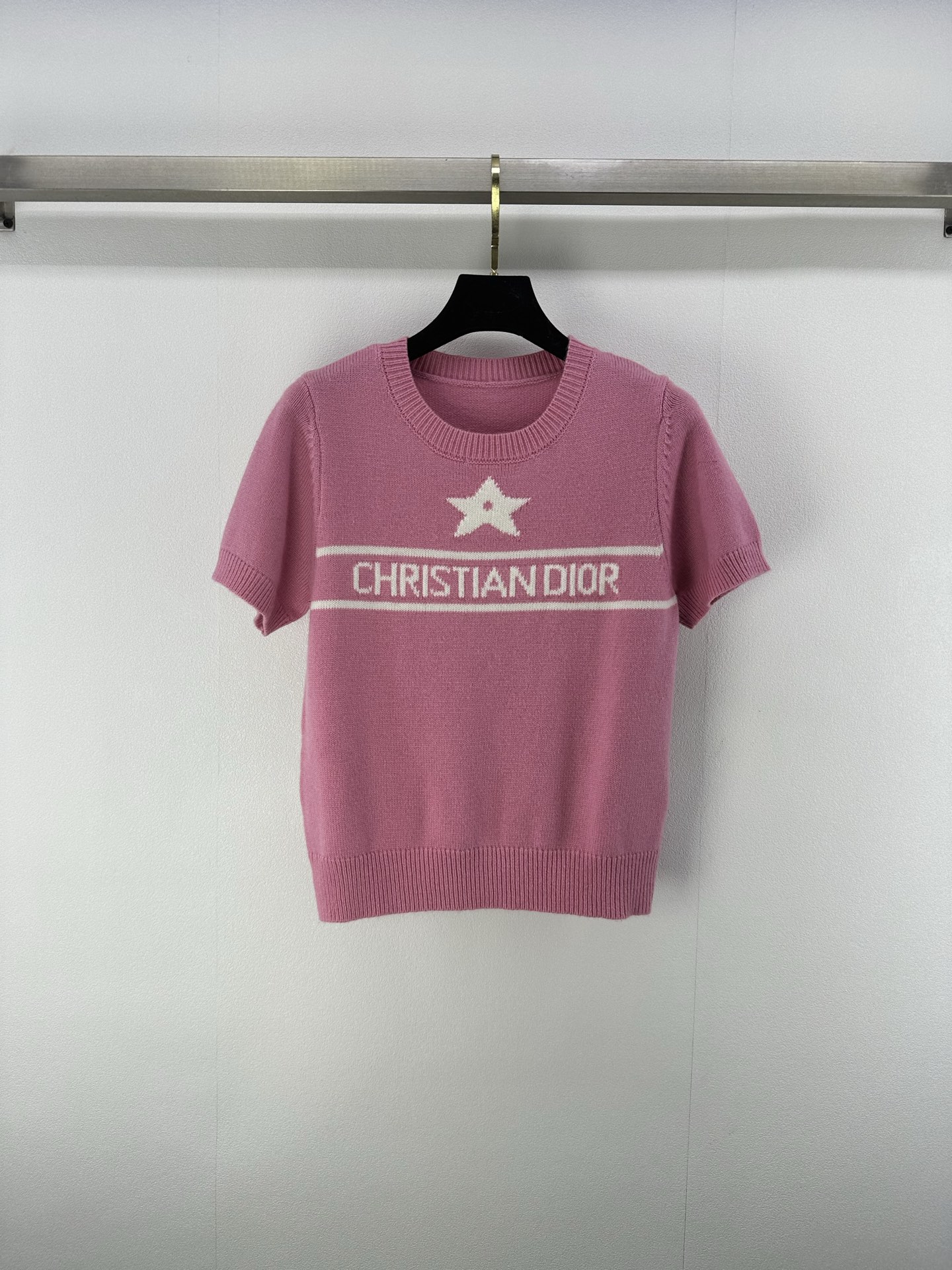 NO:415294,New details on Dio* 25 Spring and Summer Latest Five-pointed Star Letter Striped Short Sleeve!  White, rich and beautiful must-have high-end items!  Contrasting letter logo is low-key and luxurious, the classic style is not picky, and the temperament is elegant and age-reducing girlish style!  2 color 3 code SML, dior, T-shirt, alexander wang19860909Dio*上新细节 25 春夏最新五角星字母条纹短袖！白富美必入高级单品！撞色字母logo低调奢华,经典版型不挑人,气质优雅减龄少女风！ 2色3码SML,,dior,T-shirt,alexander wang,Women's clothing