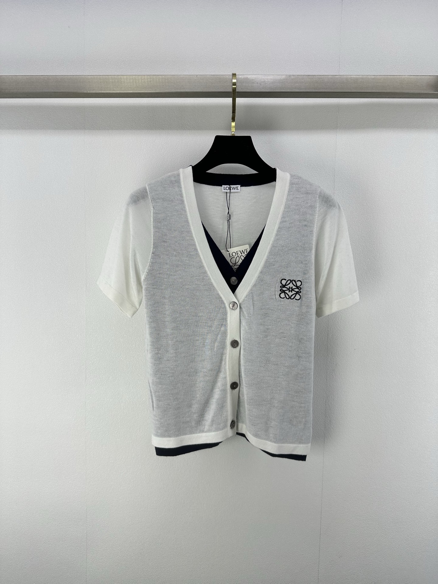 NO:415303,Loew* New details 25 Spring and summer latest fake two-piece knitted short sleeves!  Custom blended yarn weaving, delicate and soft, slouching and cool, exquisite knitted short-sleeved style, contrasting colors inside and outside to form a fake two-piece layering effect, threaded edge-cover details, chest embroidery embellishment letter logo pattern, strong retro college style, playful and age-reducing, easy to control when traveling or relaxing parties!  2 color 3 code SML, loewe, T-shirt, alexander wang19860909loew*上新细节 25 春夏最新假两件针织短袖！定制混纺纱线织造 细腻柔软 垂顺冰爽 精致针织短袖版型 内外撞色形成假两件叠穿效果 螺纹包边细节满分 胸前刺绣点缀字母徽标图案 复古学院风格强烈 俏皮减龄显白 日常出行或轻松聚会轻松驾驭！ 2色3码SML,,loewe,T-shirt,alexander wang,Women's clothing