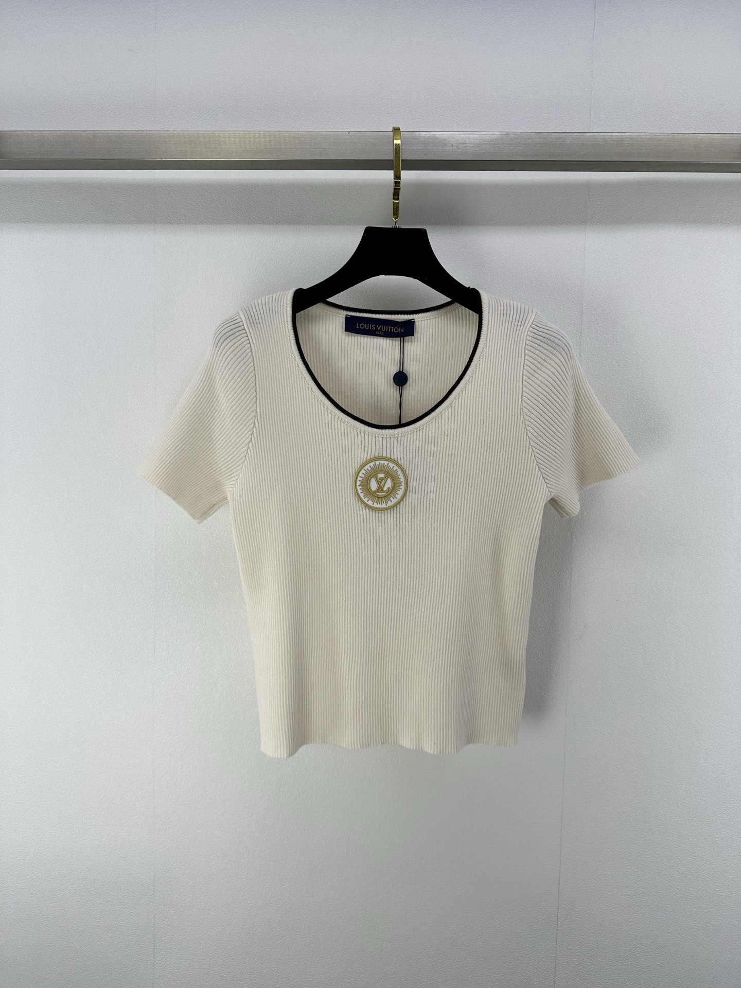 NO:415312,New details on Lv* 25 Spring and summer new style contrast knitted short sleeves Customized delicate texture Soft and comfortable Knitted short sleeve cuts Fine knitted thread contrasting edges to add exquisite tone Match with elastic fabrics Regular styles to create fashionable temperament Slimming and inclusive figure Decorated with letter logo patterns in the middle Show brand tone Versatile styles not picky about age skin tone Match with skirts and pants Adapt to age-reducing fashionable retro style 2 colors 3 SML,,louis vuitton, skirts, T-shirt, alexander wang19860909Lv*上新细节 25 春夏新款撞色针织短袖 定制细腻肌理 柔软舒适 针织短袖裁剪 通体细密针织 螺纹撞色包边增添精致调性 搭配弹性十足的面料 常规版型穿出时髦气质 显瘦包容身材 中间以字母徽标图案装饰 展示品牌调性 百搭款式不挑年龄肤色 搭配裙装裤装 适配减龄时髦复古风格 2色3码SML,,louis vuitton,skirts,T-shirt,alexander wang,Women's clothing