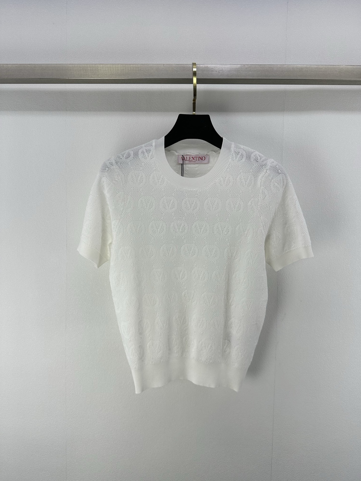 NO:415321,New details on Valentin* 25 Spring and summer new knitted round neck short sleeves Brand logo pattern jacquard decoration Imported Swiss woven high-density craftsmanship to reduce the temperament of aging girl!  The classic style is not picky about others and looks slim!  Simple, fashionable, exquisite and versatile 2 colors and 3 codes SML, valentino, T-shirt, alexander wang19860909Valentin*上新细节 25 春夏新款针织圆领短袖 品牌logo图案提花装饰 进口瑞士机织高密度工艺 减龄少女气质！经典版型不挑人上身超显瘦！ 简约时髦精致百搭 2色3码SML,,valentino,T-shirt,alexander wang,Women's clothing