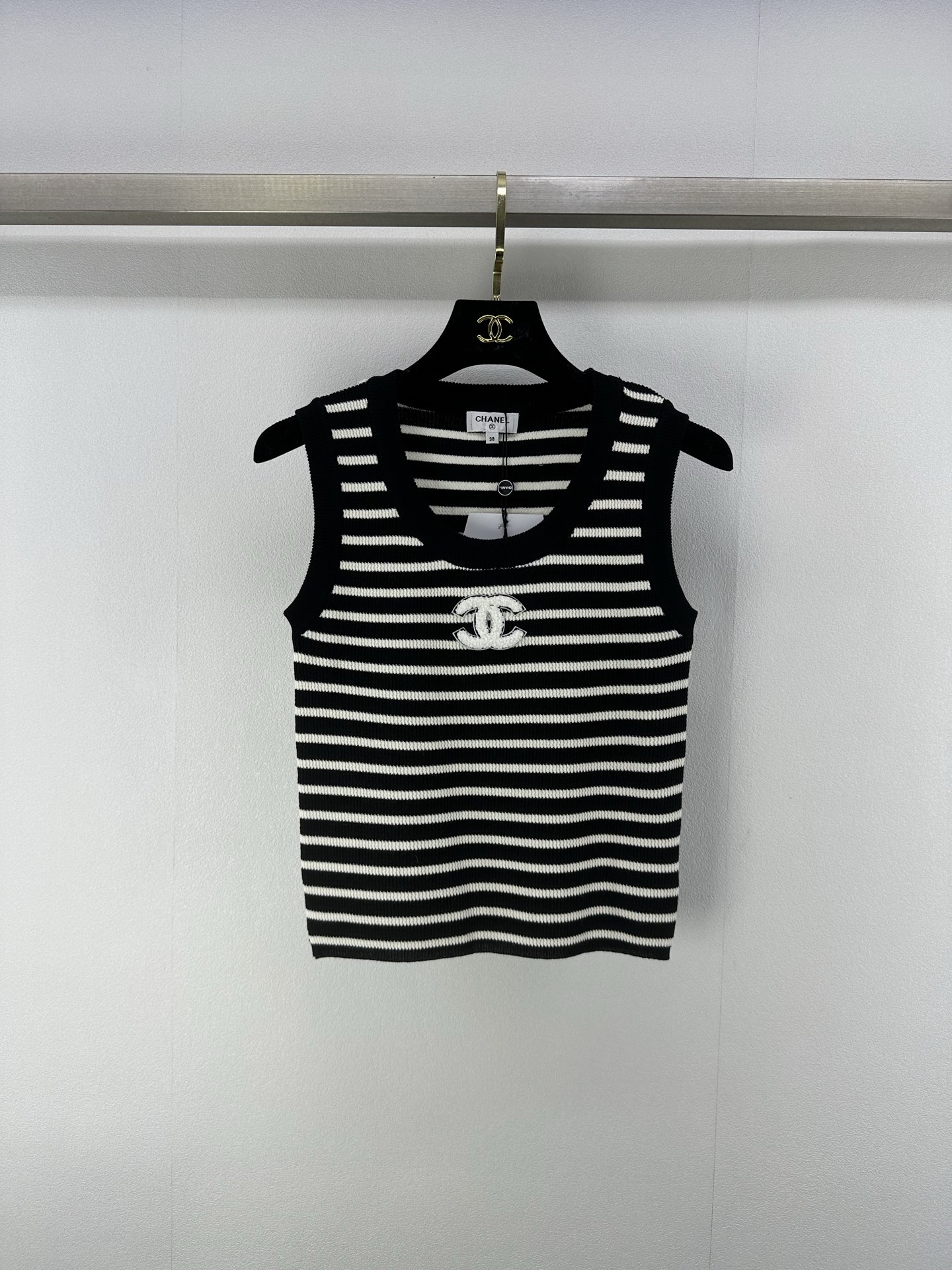 NO:415249,Chane* new details 25 spring and summer new knitted striped vest contrasting color striped splicing design classic double c letter flocking logo embellishment classic fashionable exquisite versatile 3 colors 3 code SML, chanel, alexander wang19860909Chane*上新细节 25 春夏新款针织条纹背心 撞色条纹拼接设计 经典双c字母植绒logo点缀 经典时髦精致百搭 3色3码SML,,chanel,alexander wang,Women's clothing