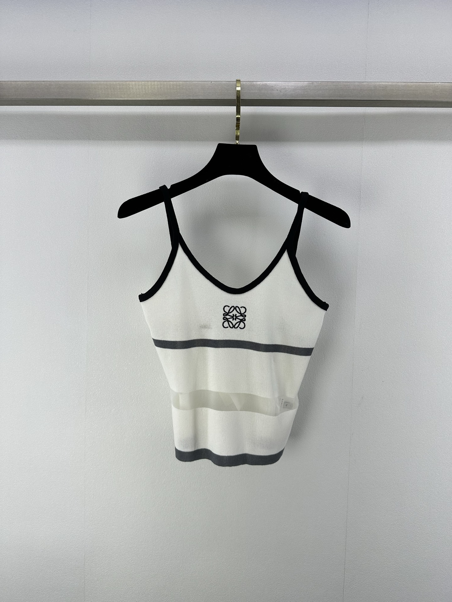 NO:415255,Loew* new details 25 New summer knitted suspender vest, positioning logo logo white, rich and beautiful must-have sweet and spicy artifact!  Super invincible and versatile 2 colors and 3 codes SML, loewe, alexander wang19860909loew*上新细节 25 夏季新品针织吊带背心,定位徽标logo白富美必备甜辣神器！版型超级无敌百搭 2色3码SML,,loewe,alexander wang,Women's clothing