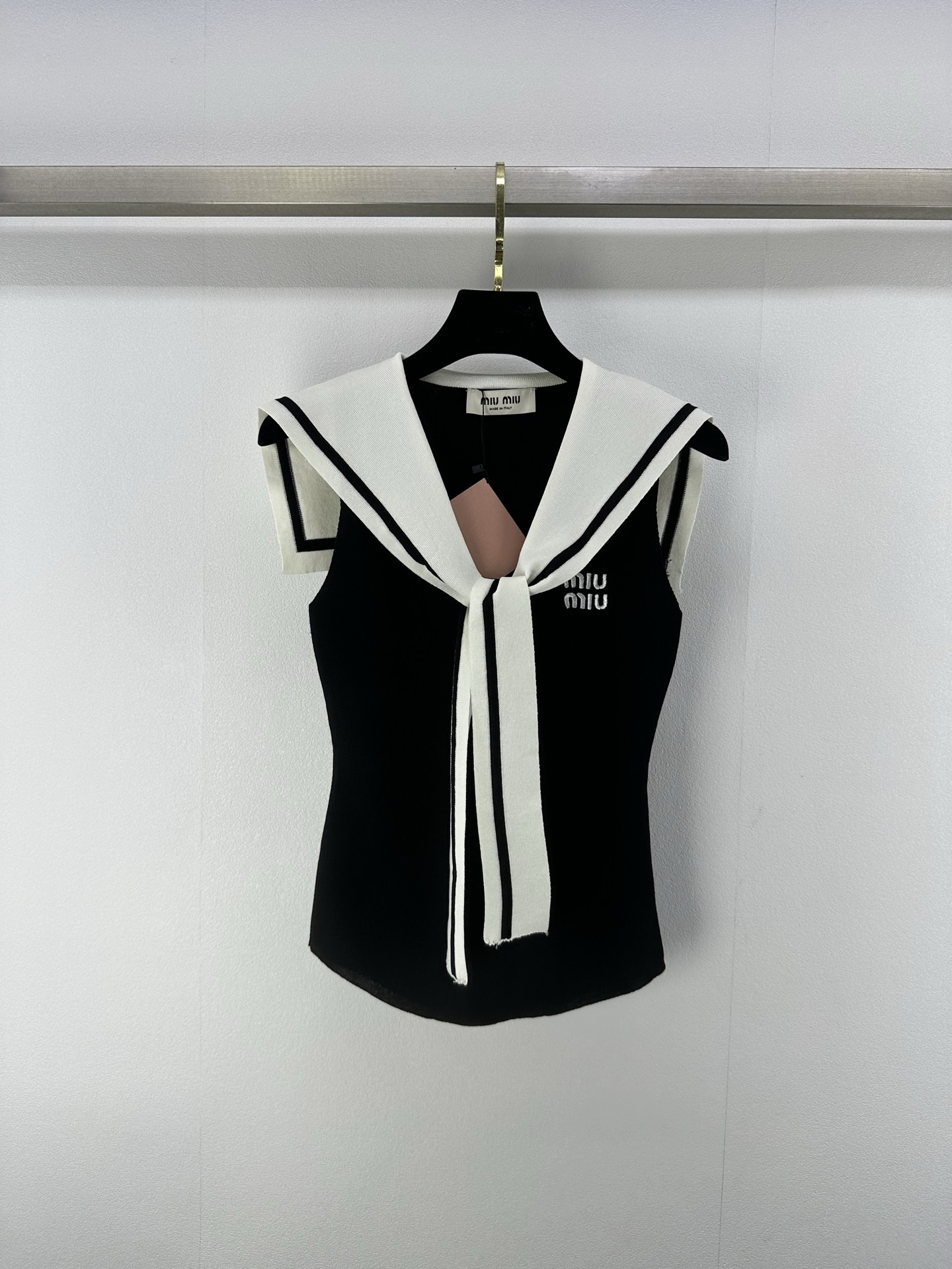 NO:415263,Miumi* new details 25 spring and summer new navy neck lace-up vest logo embellishment and decoration Academy style versatile girl Whether it is paired with jeans to show casualness or skirt to attend elegant occasions, you can become the focus of fashion with unique design and excellent quality. The upper body looks slim and versatile 3 colors and 3 sizes SML, miumiu, skirts, jeans, alexander wang19860909miumi*上新细节 25 春夏新款海军领系带背心 logo点缀修饰 学院风百搭少女 无论是搭配牛仔裤展现休闲随性 还是配半裙出席优雅场合 都能凭借独特设计与卓越品质成为时尚焦点 上身显瘦百搭 3色3码SML,,miumiu,skirts,jeans,alexander wang,Women's clothing