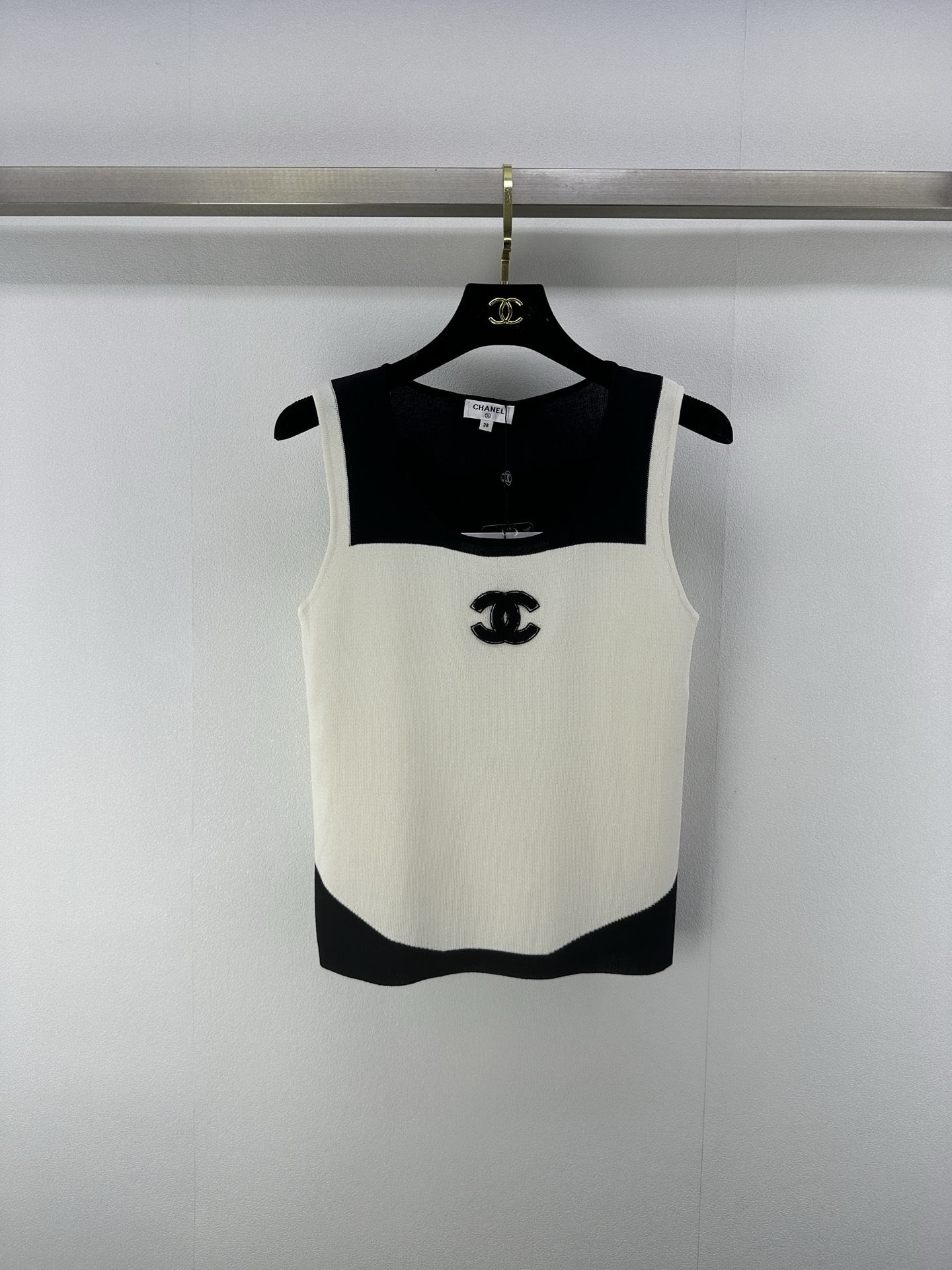 NO:415271,Chane* New details 25 Spring and Summer Latest Knitted Color Bundle Vest!  Contrasting colors attract countless attention. Exquisite flocking letters, low-key and luxurious, showing off your style. Easy to match to create your new fashion favorite. 2 colors and 3 codes SML, chanel, alexander wang19860909Chane* 上新细节 25 春夏最新系针织拼色背心！撞色吸睛无数.精致植绒字母,低调奢华尽显格调.轻松搭配,打造你的时尚新宠儿 2色3码SML,,chanel,alexander wang,Women's clothing