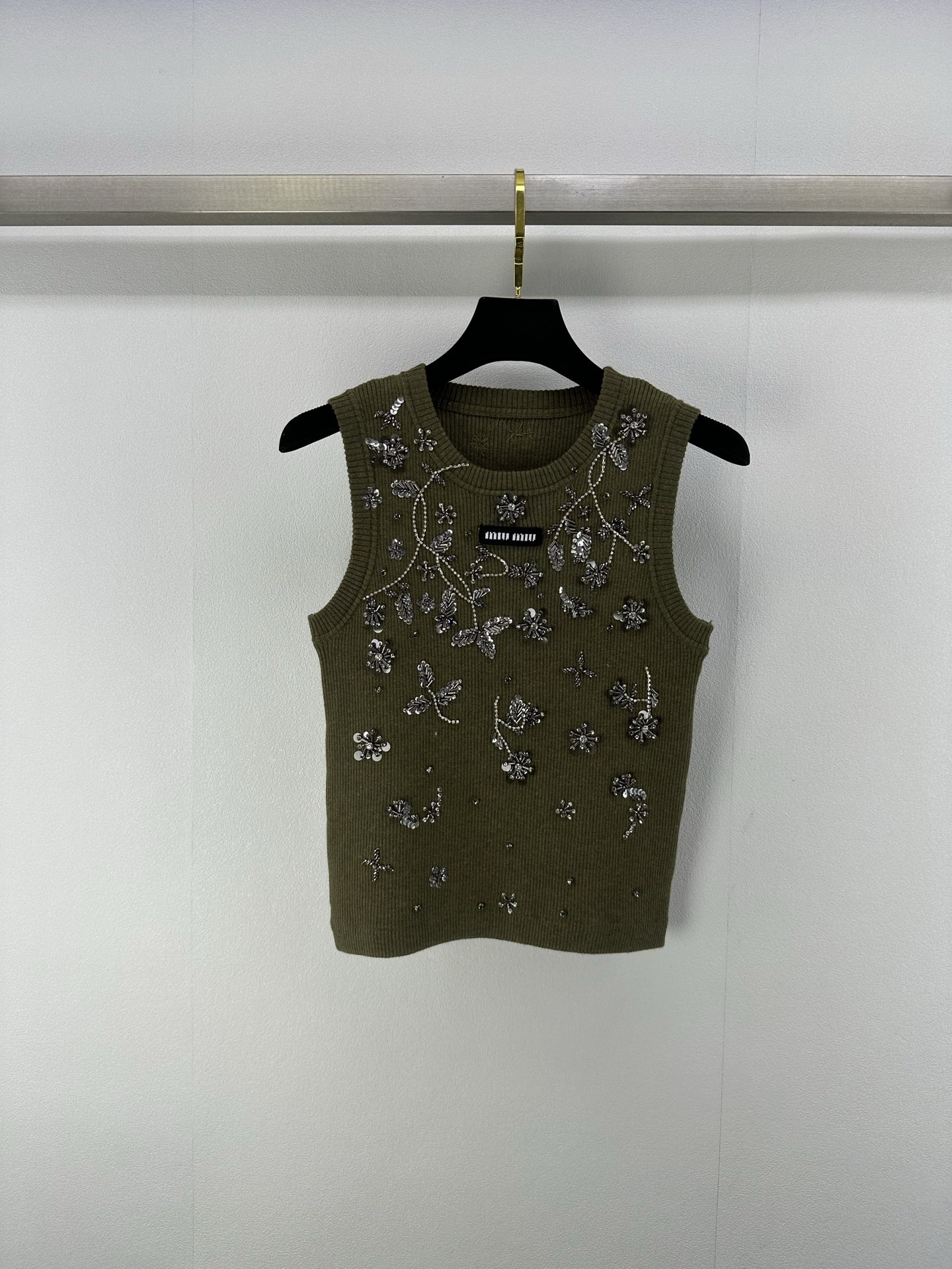 NO:415331,New details on MiuMi* 25 Spring and Summer Latest Beaded Vest!  Customized YB imported wool yarn weaving, elastic and comfortable, breathable and easy to wear, round neck knitted vest cut, beautification of head and shoulder ratio, the iconic letters and logos on the front collar are outlined and combined to form an effect, the decorated gorgeous retro style, slim fit style, highlighting the figure, fashionable and slimming, easy to control when traveling or gatherings!  1 color 3 code SML, miumiu, alexander wang19860909MiuMi*上新细节 25 春夏最新钉珠背心！定制YB进口羊毛纱线织造 弹力舒适 透气好穿 圆领针织背心剪裁 美化头肩比例更显瘦 领前标志性字母徽标钉珠珠片满身勾勒组合成效果 装饰出的华丽复古风格 修身版型 突显身材 时髦显瘦 日常出行或聚会轻松驾驭！ 1色3码SML,,miumiu,alexander wang,Women's clothing