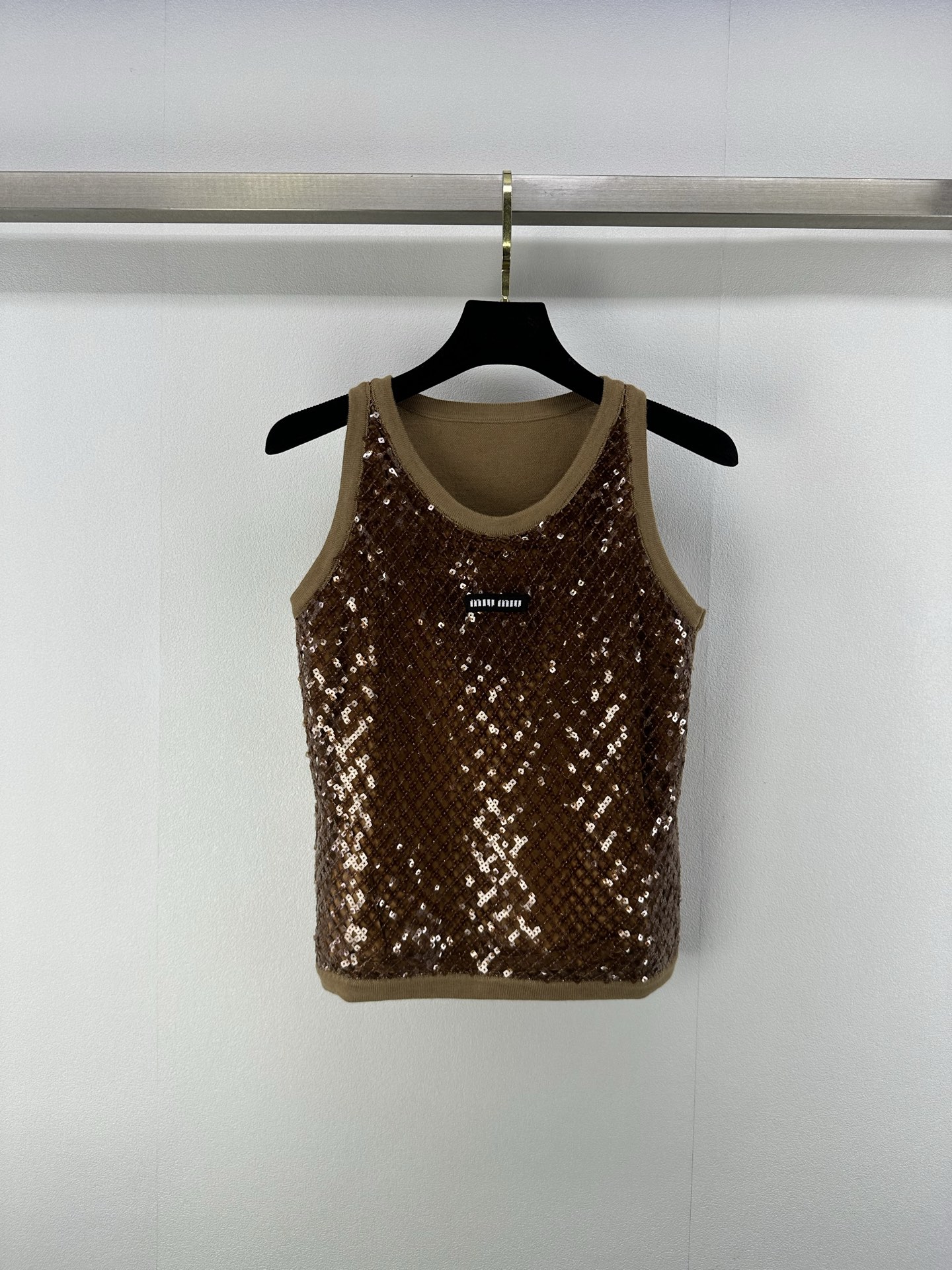 NO:415325,Miumi* new details 25 New summer sequin knitted vest custom YB silk wool yarn weaving texture high-quality and comfortable regular knitted vest tailoring, decorated with brown sequins in the same color, shines charming with light, full marks, highlights the brand personality, highlights the high-end feeling of outfits, border vertical pit strip texture design, make simple styles look personal and exquisite, and the outfit shows a relaxed tone, letter logos illuminate the light luxury and fashionable temperament, can be worn alone, the first choice for fashionable outfits in all seasons, 1 color 3 codes SML,,miumiu,alexander wang19860909Miumi*上新细节 25 夏季新款亮片针织背心 定制YB丝毛纱线织造 质感高级舒适 常规针织背心剪裁 通体装点同色系棕色亮片 随光线折射闪耀迷人 亮眼满分 彰显品牌个性 凸显穿搭高级感 包边竖坑条纹理设计 让简单款式穿出个性精致 穿搭尽显松弛调性 字母徽标点亮轻奢时髦气质 单穿叠穿均可 四季时尚穿搭首选 1色3码SML,,miumiu,alexander wang,Women's clothing