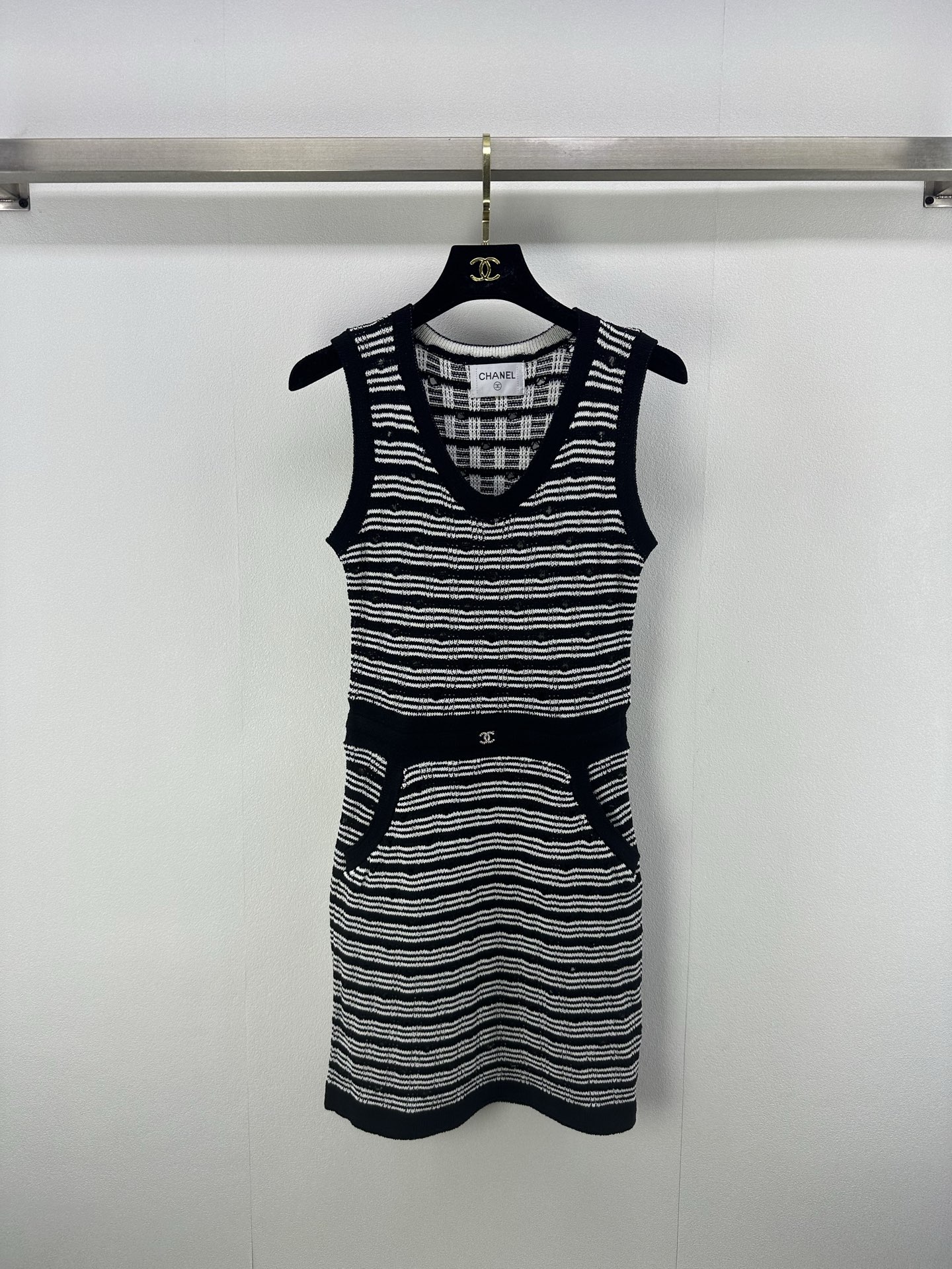 NO:420854,Chane* New details 25 Summer new coco girls classic black and white vest dress. Classic round neck waist-hugging style. Heavy craftsmanship Swiss machine double weaving positioning wisp craft design. The imported yarn texture is excellent, and the upper body is huge and slim!  A must-have versatile artifact for white, rich and beautiful women!  1 color 3 code SML, chanel, skirts, alexander wang19860909Chane*上新细节 25 夏季新款coco女孩经典黑白配色背心连衣裙.经典圆领收腰版型.重工艺瑞士机双织定位缕空工艺设计.进口纱线质感超赞,不挑人版型上身巨显瘦！白富美必备百搭神器！ 1色3码SML,,chanel,skirts,alexander wang,Women's clothing