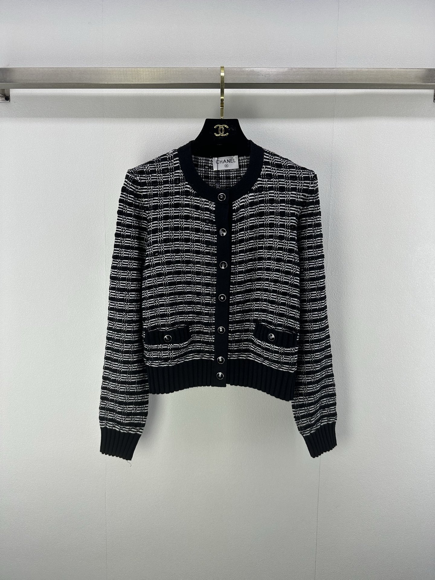 NO:420866,Chane* New Details 25 Summer New Coco Girls Classic Black and White Color-Paired Round Neck Cardigan Jacket!  Heavy craftsmanship Swiss machine double weaving positioning wisp craft design. The imported yarn has a great texture, customized metal buckle, the style is not picky for people, the upper body looks huge and slim!  A must-have versatile artifact for white, rich and beautiful women!  1 color 3 code SML, chanel, jackets & coats, alexander wang19860909Chane*上新细节 25 夏季新款coco女孩经典黑白配色圆领开衫外套！重工艺瑞士机双织定位缕空工艺设计.进口纱线质感超赞,定制金属扣,版型不挑人版型上身巨显瘦！白富美必备百搭神器！ 1色3码SML,,chanel,jackets & coats,alexander wang,Women's clothing