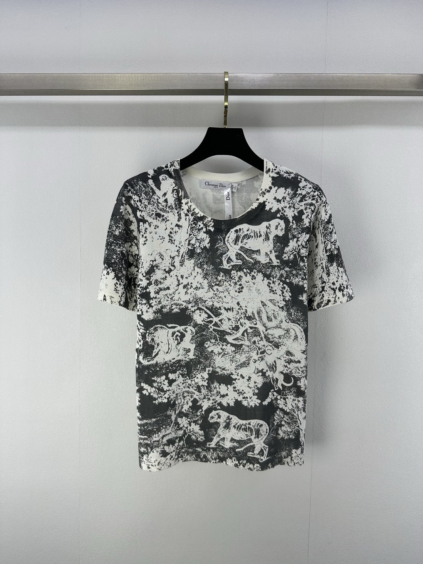 NO:416058,New details on Dio* 25 New Jungle Animal Print Short Sleeve for Summer!  The classic style is so slimming on the upper body!  A cute and age-reducing sporty girlish style!  White and rich beauty essential items 3 colors 3 codes SML, dior, T-shirt, alexander wang19860909Dio*上新细节 25 夏季新款丛林动物印花短袖！不挑人经典版型上身巨显瘦！可可爱爱的减龄运动少女风！白富美必备单品 3色3码SML,,dior,T-shirt,alexander wang,Women's clothing