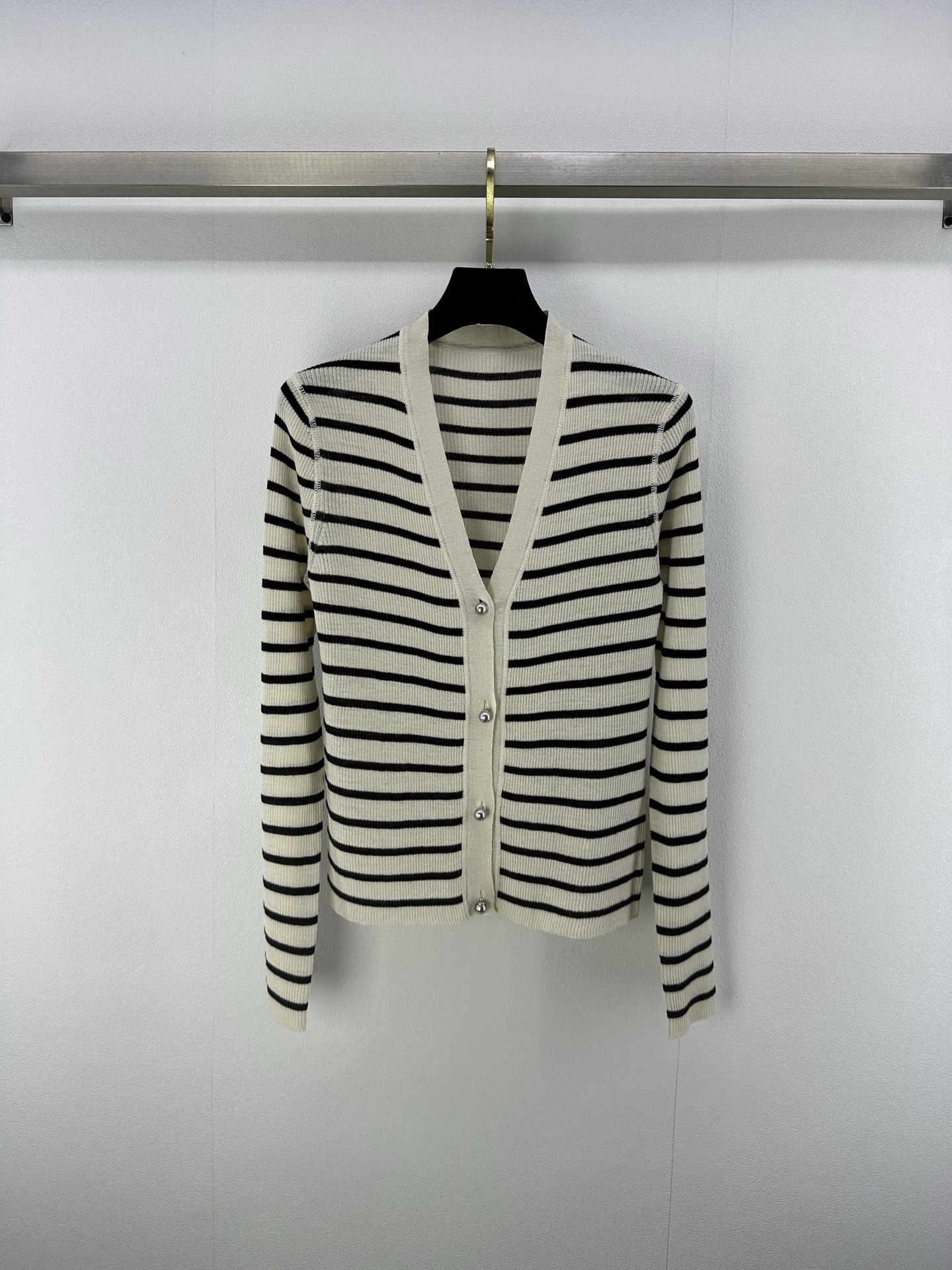 NO:416063,Dio* New details 25 New summer daily matching artifact!  The celebrity temperament striped V-neck cardigan jacket, the H-style style is not picky for people, and it looks slim and versatile!  Customized silver button 'CD' logo, low-key, highlighting the brand texture and personality attitude 1 color 3 code SML,,dior, jackets & coats,alexander wang19860909Dio* 上新细节 25 夏季新款日常搭配神器！名媛气质条纹V领开衫外套,H版型不挑人上身显瘦又百搭！定制银制扣“CD”标识 低调中彰显品牌质感与个性态度 1色3码SML,,dior,jackets & coats,alexander wang,Women's clothing