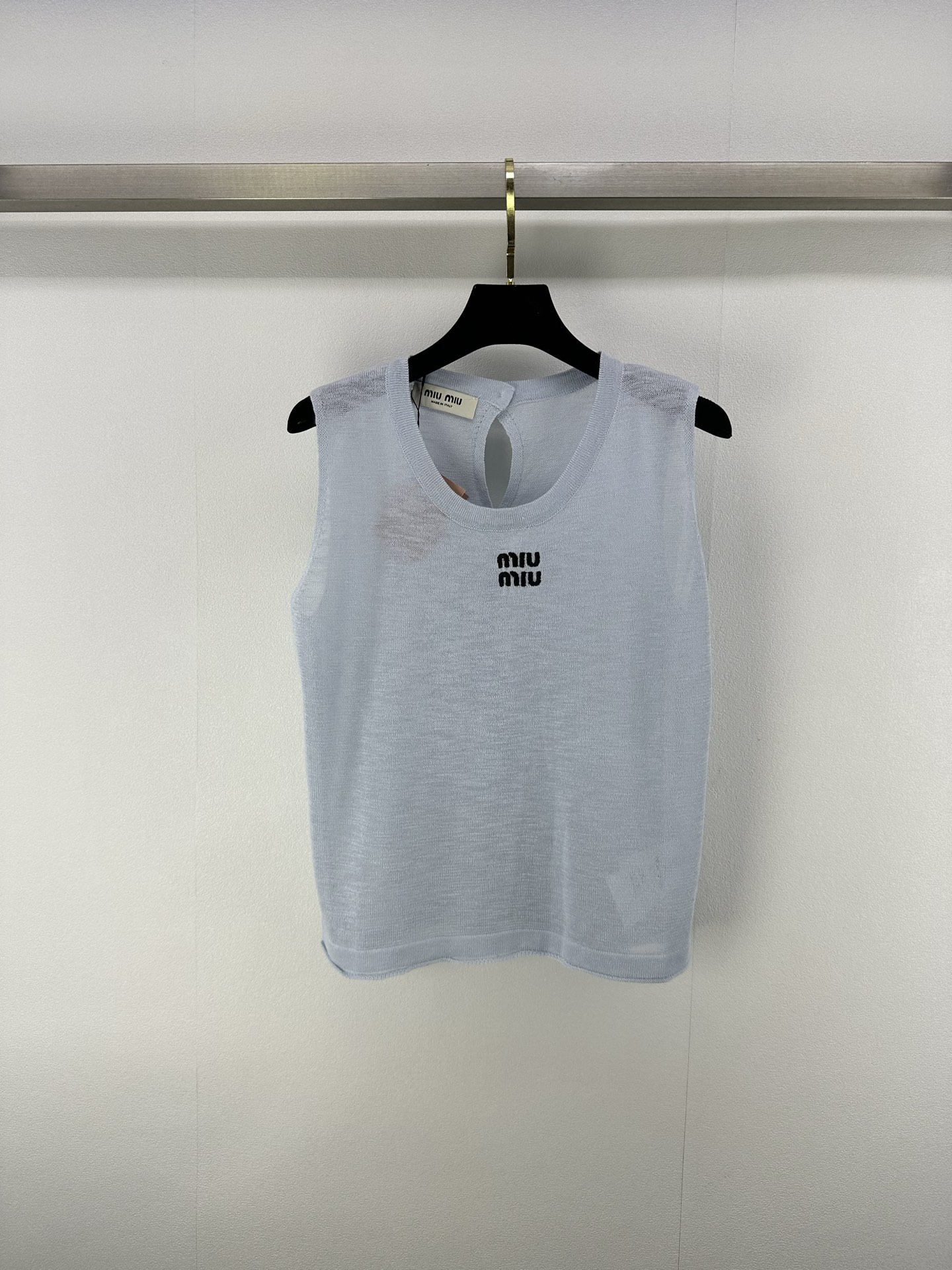 NO:416022,New details on Miu I* 25 Spring and Summer Latest Contrast Letter Knit Round Neck Vest!  The brand logo is embellished on the chest to highlight the brand's high-end style. The back color buckle is fashionable. Contrasting color matching. A single item with its own aura!  3 color 3 code SML, miumiu, alexander wang19860909Miu I*上新细节 25 春夏最新撞色字母针织圆领背心！胸前点缀品牌徽标 彰显品牌高级格调 后背彩扣排扣设计时髦 撞色配色 自带气场的单品！ 3色3码SML,,miumiu,alexander wang,Women's clothing