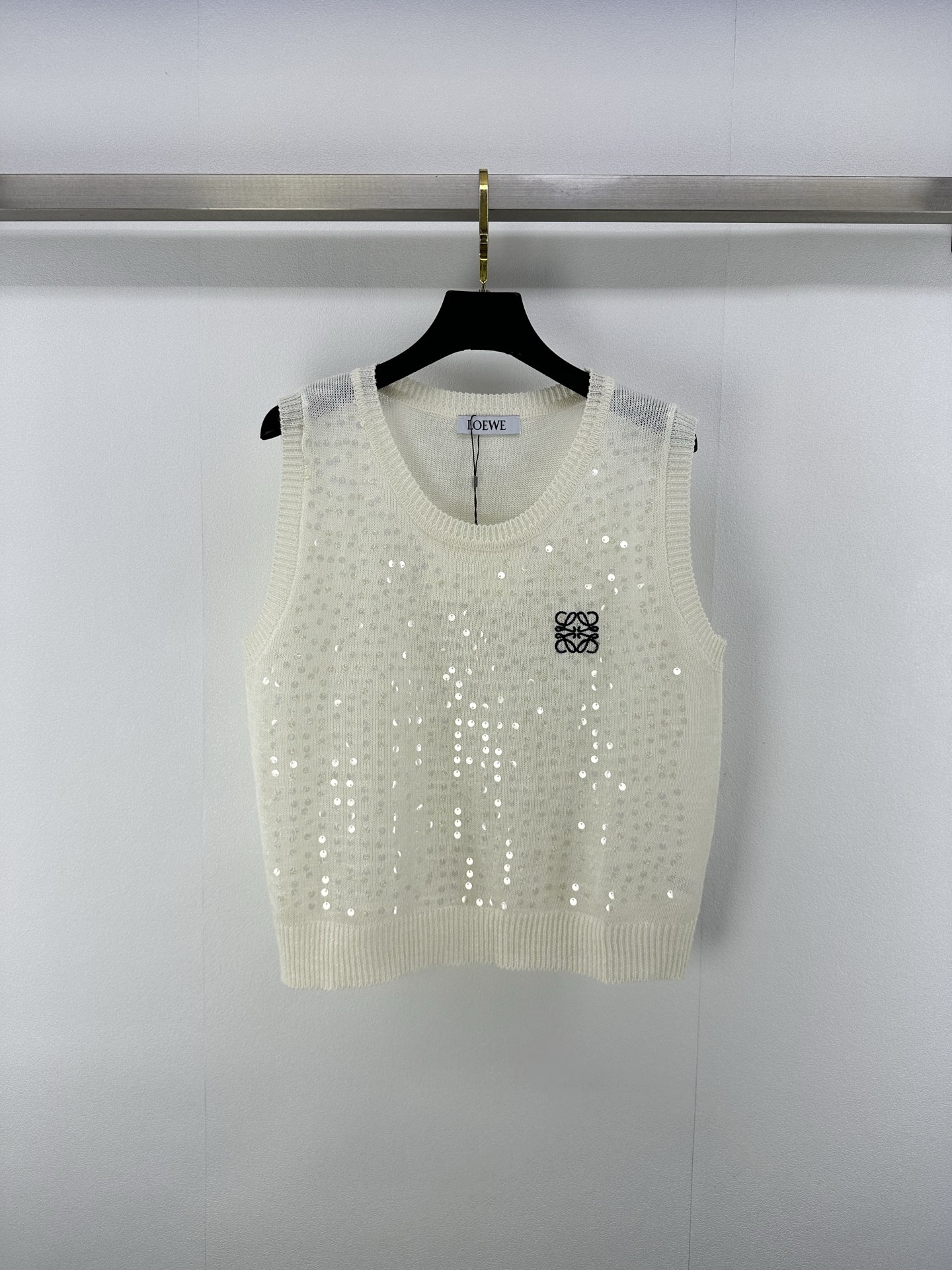 NO:416029,Loew has new details 25 The latest bead vest in summer positioning logo totem design sequins bless the decoration exquisite and atmospheric!  Add exquisite tone and show brand tone. The versatile style does not pick the age-based skin tone!  2 color 3 code SML, loewe, alexander wang19860909Loew 上新细节 25 夏季最新珠片背心 定位徽标图腾 设计亮片加持装饰精致大气！增添精致调性 展示品牌调性 百搭款式不挑年龄肤色！ 2色3码SML,,loewe,alexander wang,Women's clothing