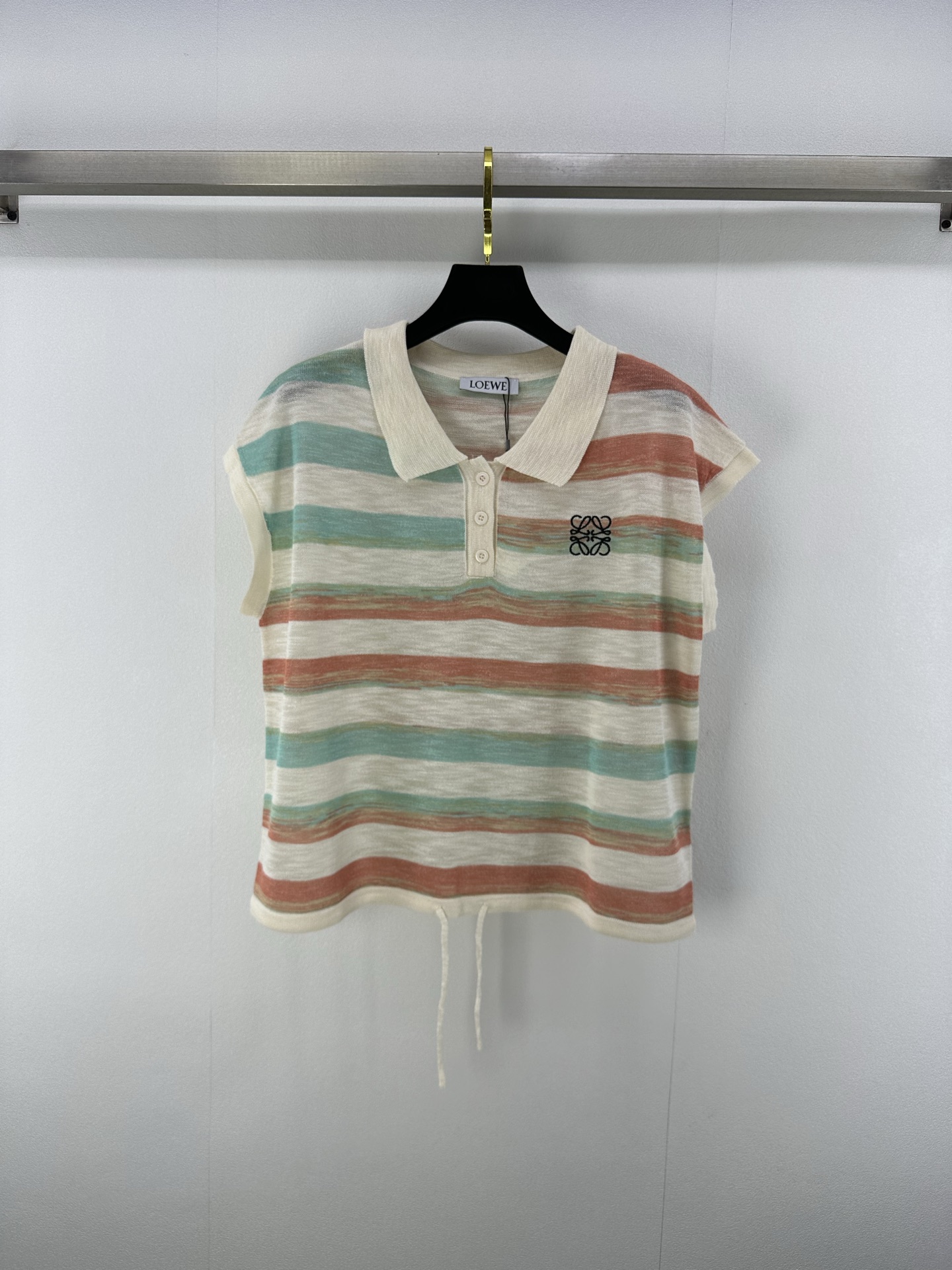 NO:416036,Loew New details 25 New summer striped drawstring lapel vest custom blended yarn weaving skin-friendly and comfortable, easy to wear Lapel vest style, full body stripes intertwined, wide fly sleeves modify the beautiful lines on the shoulders, centered chest embellish the drawstring letter logo, low-key and exquisite, add layering of styling, sexy and charming, versatile and slim style, the first choice for summer fashion outfits 2 colors 3 SML,,loewe,alexander wang19860909Loew 上新细节 25 夏季新款条纹抽绳翻领背心 定制混纺纱线织造 亲肤舒适 弹力好穿 翻领背心版型 通体条纹交织 宽飞袖修饰肩部优美线条 胸居中点缀抽绳字母徽标 低调又精致 增添造型层次感 性感迷人 百搭显瘦款 夏季时尚穿搭首选 2色3码SML,,loewe,alexander wang,Women's clothing