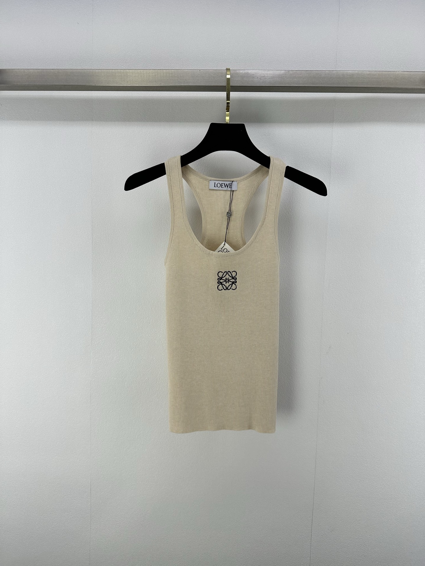 NO:416041,Loew* new details 25 spring and summer new knitted U-neck vest classic brand logo pattern embroidery embroidery simple and fashionable daily casual versatile 2 colors 3 codes SML, loewe, alexander wang19860909Loew*上新细节 25 春夏新款针织大U领背心 经典品牌logo图案刺绣点缀 简约时髦日常休闲百搭 2色3码SML,,loewe,alexander wang,Women's clothing