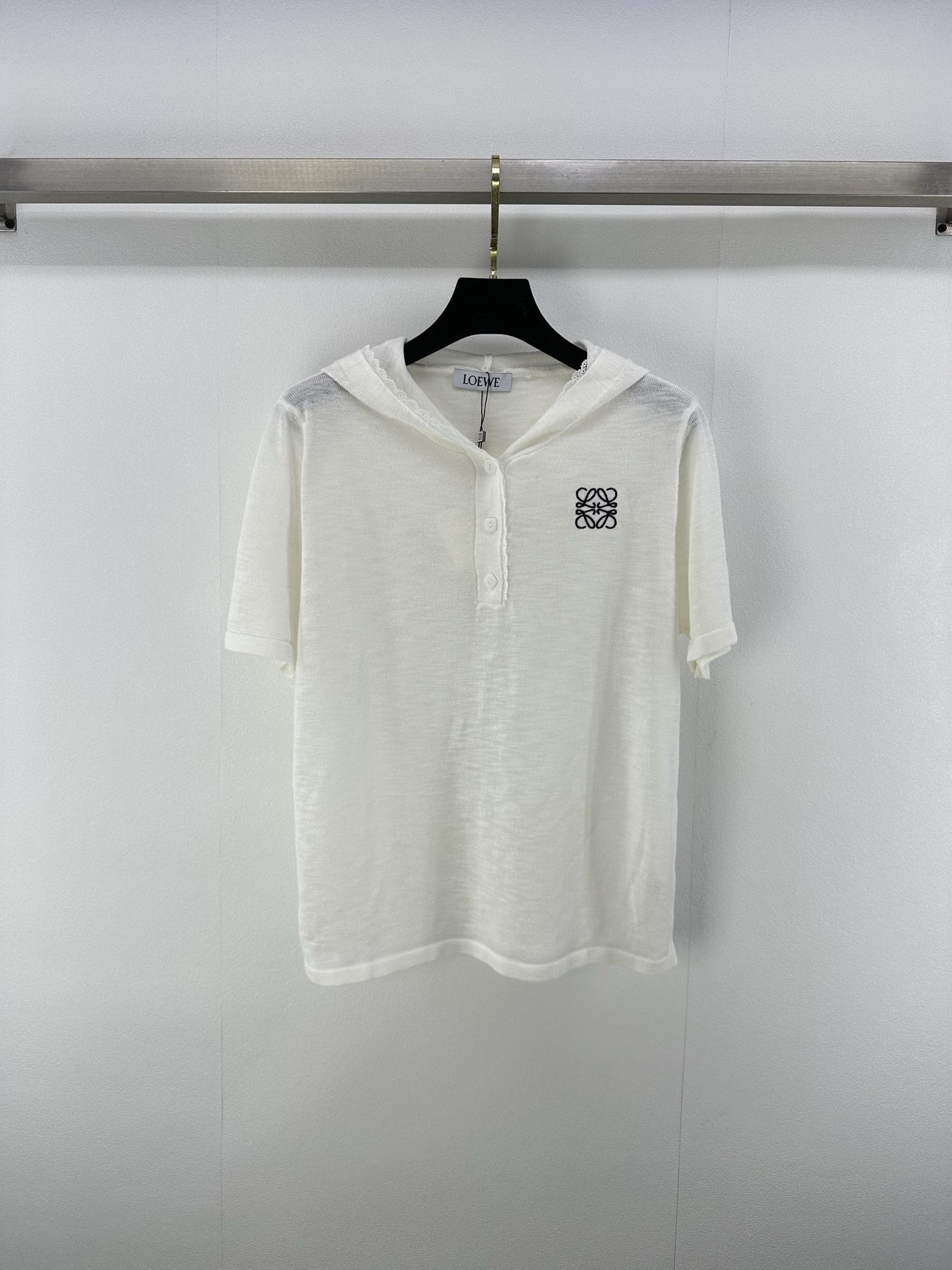 NO:416056,New details on Loew* 25 Spring and Summer Latest Hooded Lace Knitted Short Sleeves!  Customized wool yarn woven, breathable and comfortable, full texture. Short-sleeved hooded top cut to highlight the brand style. The whole body is light and delicate, the material is clear and fashionable. The fine crochet texture is combined with the hat-neck lace design and adds gentle temperament and tranquility. The letter logo on the chest shows the texture of the big brand. The large body is plain and versatile and not picky, and the sense of high-end!  2 color 3 code SML, loewe, T-shirt, hats, alexander wang19860909Loew*上新细节 25 春夏最新连帽蕾丝花边针织短袖！定制羊毛纱线织造 透气舒适 质感十足 短袖连帽上衣裁剪 凸显品牌格调 通体轻薄细致材质清透洋气 细密钩针纹理 配合帽领蕾丝设计更添温柔气质恬静 胸前字母徽标彰显大牌质感 大身素色百搭不挑人 高级感满满！ 2色3码SML,,loewe,T-shirt,hats,alexander wang,Women's clothing