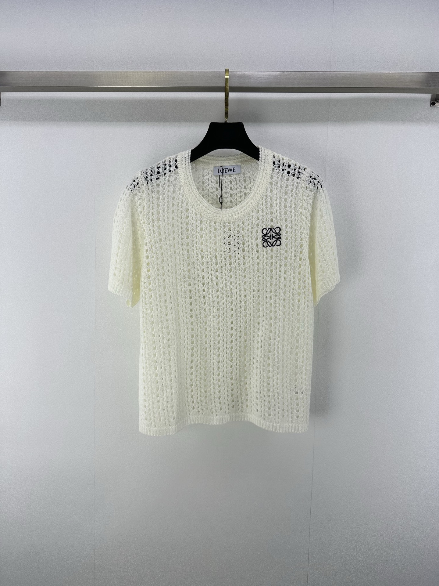 NO:416064,Loew* New details 25 Spring and summer latest hollow round neck short sleeves!  The fabric is delicate and soft, sagging and refreshing, exquisite knitted short-sleeved style, embroidered with letters and logo patterns on the chest, strong retro college style, playful and age-reducing, easy to control when traveling or gatherings!  2 color 3 code SML, loewe, T-shirt, alexander wang19860909loew*上新细节 25 春夏最新镂空圆领短袖！ 面料细腻柔软 垂顺冰爽 精致针织短袖版型 胸前刺绣点缀字母徽标图案 复古学院风格强烈 俏皮减龄显白 日常出行或轻松聚会轻松驾驭！ 2色3码SML,,loewe,T-shirt,alexander wang,Women's clothing