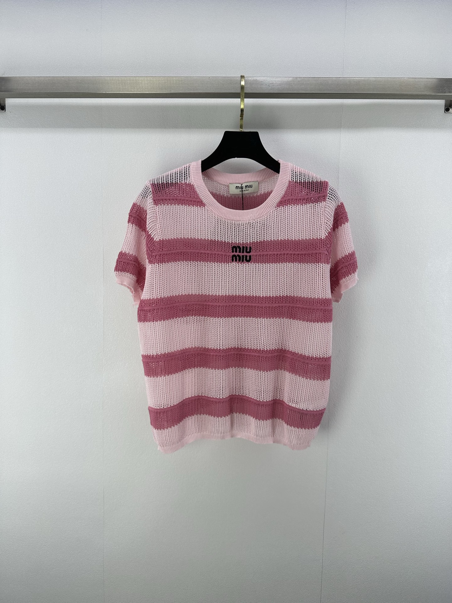 NO:416000,Miumi* New Details 25 Spring and Summer Latest Contrast Stripe Knitted Hollow Short Sleeves!  The embroidery logo contrast color matching is very beautiful to create a fashionable and high-end temperament item, worry-free and upgraded the level of outfits, and a high-end and fashionable feeling up!  2 color 3 code SML, miumiu, T-shirt, alexander wang19860909Miumi* 上新细节 25 春夏最新撞色条纹针织镂空短袖！刺绣logo 撞色配色巨好看打造出时髦高级的气质单品,无忧抬升穿搭层次,高级时髦感up！ 2色3码SML,,miumiu,T-shirt,alexander wang,Women's clothing