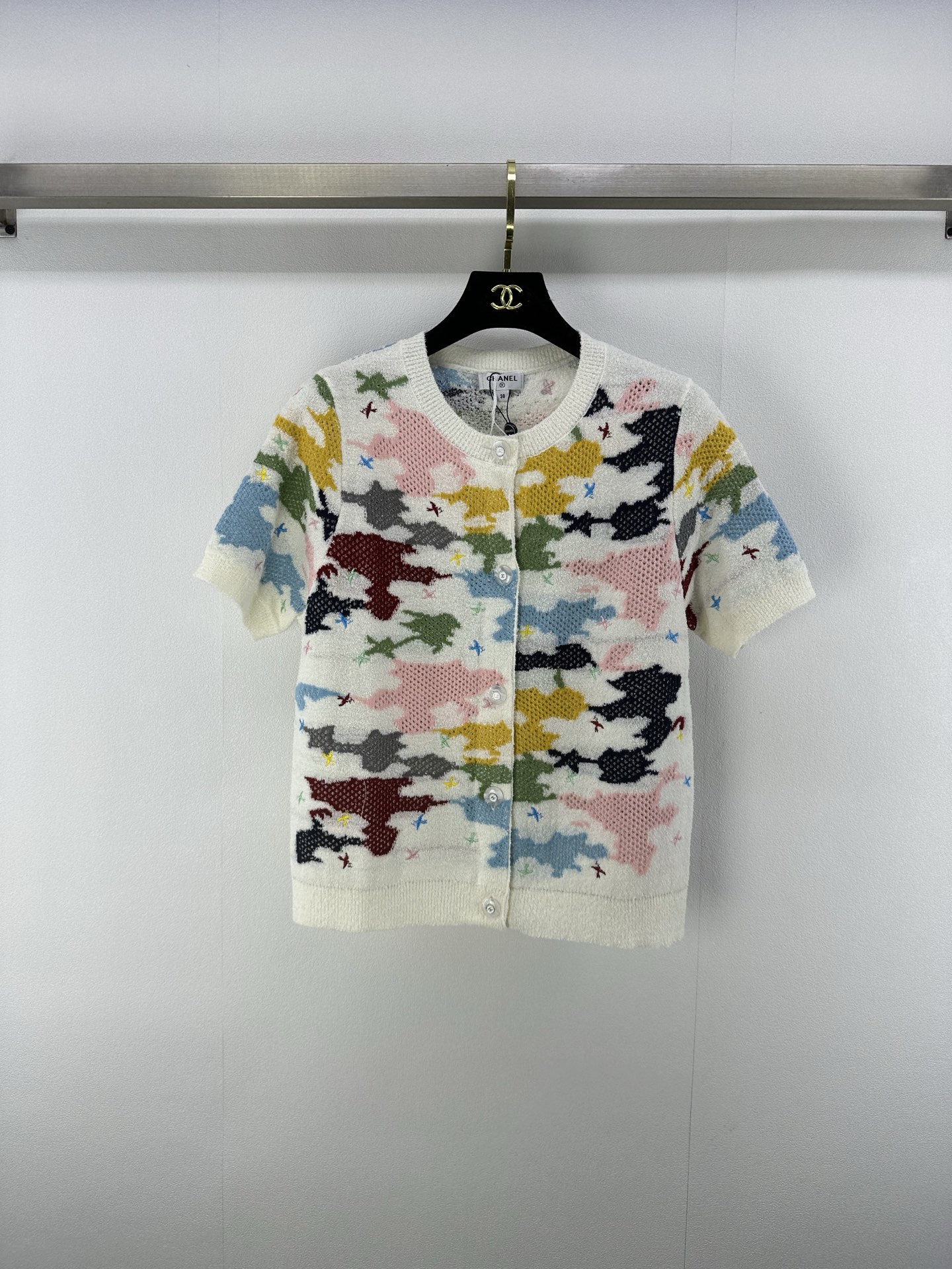 NO:416016,CHANE* New Details 25 Spring and Summer Latest Colored Flying Swallow Knitted Round Neck Cardigan!  Custom imported multi-color yarn weaving to restore texture quality, colored flying swallow pattern superimposed with double C collision, fashionable and age-reducing, slim vest cut, hot and slim!  1 color 3 code SML, chanel, alexander wang19860909CHANE* 上新细节 25 春夏最新彩色飞燕针织圆领开衫！定制进口多色纱线织造 还原肌理品相 彩色飞燕图案叠加双C碰撞 洋气又减龄 修身背心剪裁 热辣显瘦！ 1色3码SML,,chanel,alexander wang,Women's clothing