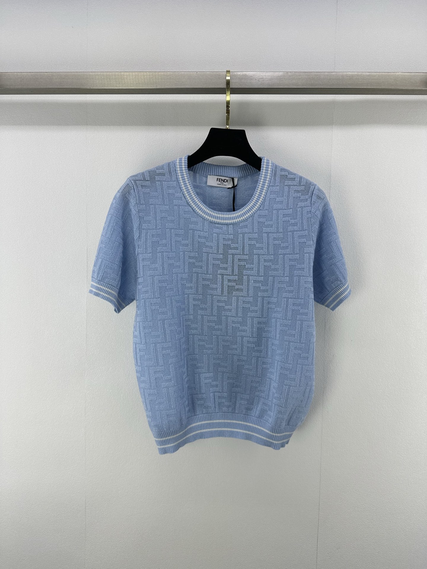 NO:416023,fend* New details 25 The latest summer print presbyterian logo knitted round neck short sleeves!  The imported woven logos are arranged neatly and orderly, interpreting the low-key, restrained and effortless fashionable feeling!  The imported fine glitter yarn is full of atmosphere!  3 color 3 code SML, fendi, T-shirt, alexander wang19860909fend* 上新细节 25 夏季最新满印老花logo针织圆领短袖！进口机织logo嵌花排列整齐有序,演绎低调内敛不费力的时髦感！采用进口细闪纱线氛围感十足！ 3色3码SML,,fendi,T-shirt,alexander wang,Women's clothing