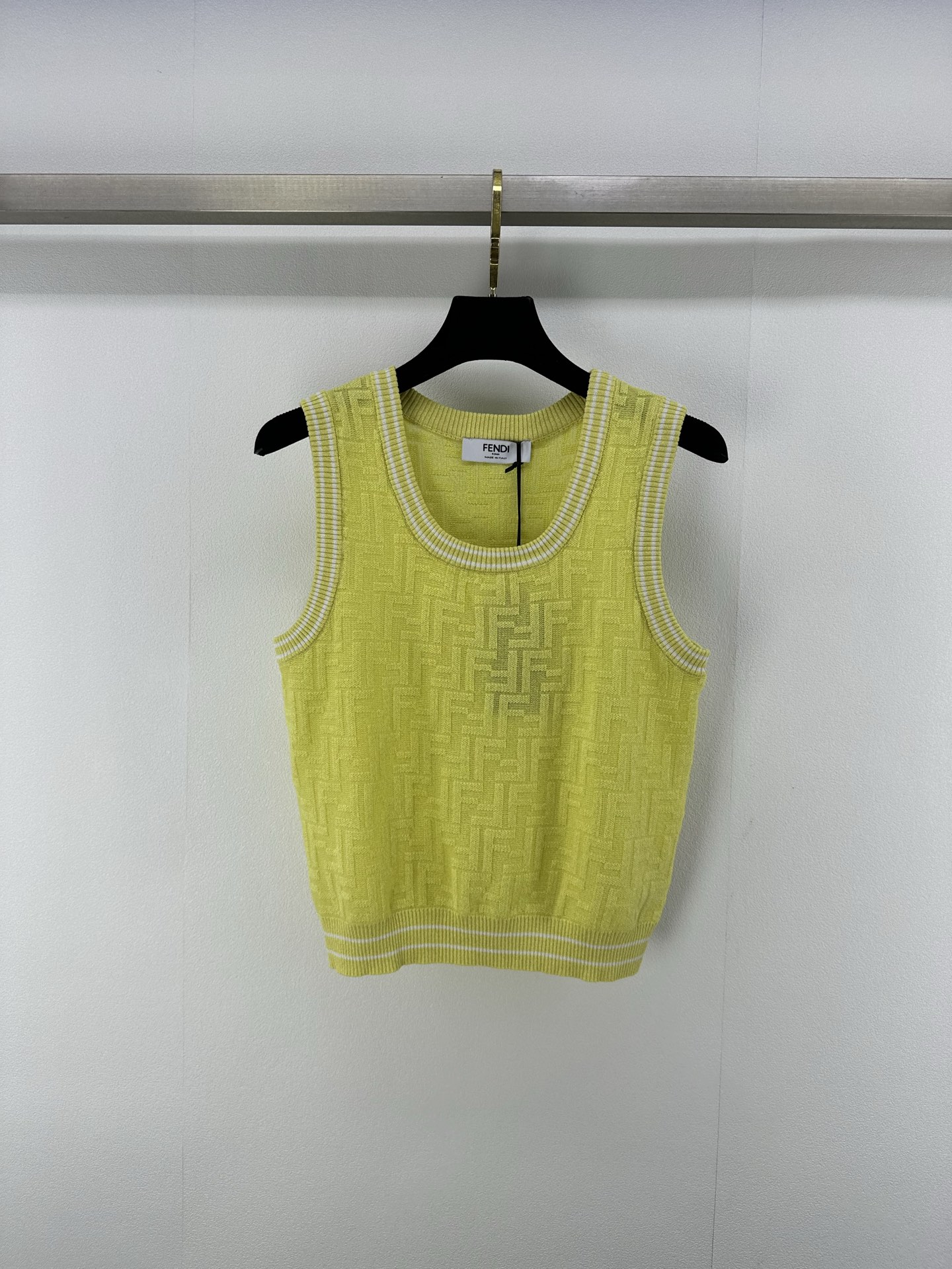 NO:416030,fend* New details 25 The latest summer print presbyterian logo knitted round neck vest!  The imported woven logos are arranged neatly and orderly, interpreting the low-key, restrained and effortless fashionable feeling!  The imported fine glitter yarn is full of atmosphere!  3 color 3 code SML, fendi, alexander wang19860909fend* 上新细节 25 夏季最新满印老花logo针织圆领背心！进口机织logo嵌花排列整齐有序,演绎低调内敛不费力的时髦感！采用进口细闪纱线氛围感十足！ 3色3码SML,,fendi,alexander wang,Women's clothing