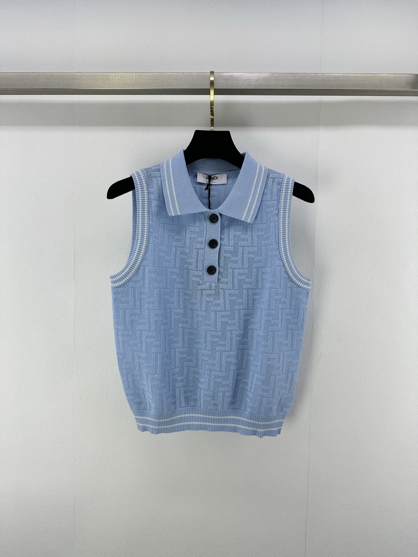 NO:416037,fend* New details 25 The latest summer print presbyterian logo knitted lapel vest!  The imported woven logos are arranged neatly and orderly, interpreting the low-key, restrained and effortless fashionable feeling!  The imported fine glitter yarn is full of atmosphere!  3 color 3 code SML, fendi, alexander wang19860909fend* 上新细节 25 夏季最新满印老花logo针织翻领背心！进口机织logo嵌花排列整齐有序,演绎低调内敛不费力的时髦感！采用进口细闪纱线氛围感十足！ 3色3码SML,,fendi,alexander wang,Women's clothing