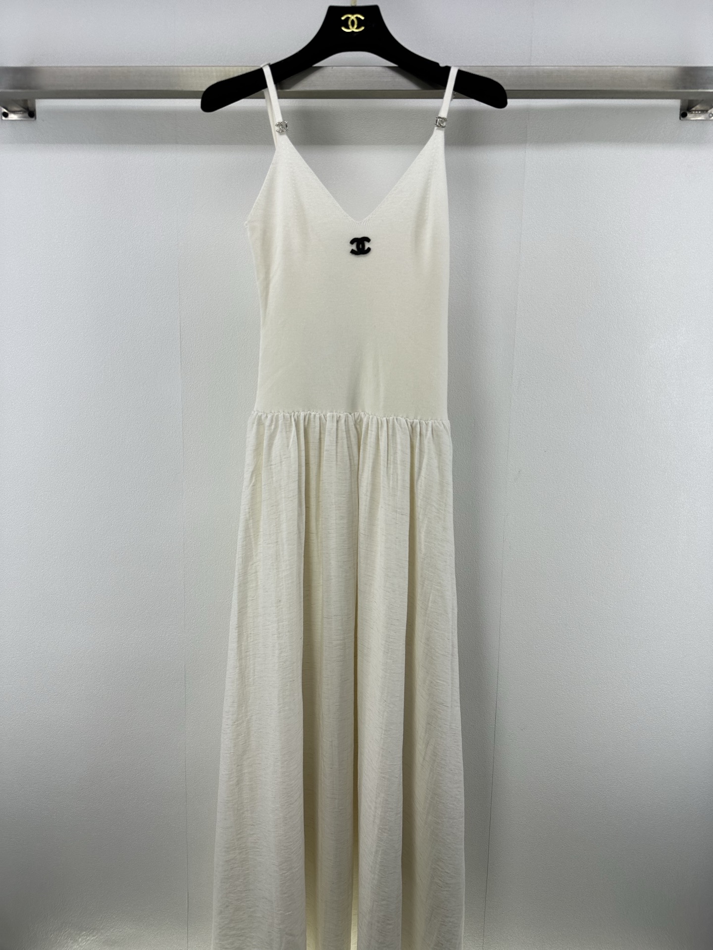 NO:416042,Chane* new details 25 New summer suspender skirt Customized YB wool yarn weaving texture high-quality comfortable thin shoulder suspender skirt tailoring letter logo pattern on chest highlights brand personality Highlights and high-end outfits Spliced ​​slim and flesh-covering design Make simple styles sexy and individual, elastic and tighter, more refined, outfits show relaxed tone Light luxury and fashionable temperament All-in-one layering is available First choice for fashion outfits in all seasons 2 colors 3 SML, chanel, skirts, alexander wang19860909Chane*上新细节 25 夏季新款吊带裙 定制YB羊毛纱线织造 质感高级舒适 细肩吊带裙剪裁 胸前装点字母徽标图案 彰显品牌个性 凸显穿搭高级感 拼接麻裙显瘦遮肉设计 让简单款式穿出性感个性 弹性松紧更显精致 穿搭尽显松弛调性 轻奢时髦气质 单穿叠穿均可 四季时尚穿搭首选 2色3码SML,,chanel,skirts,alexander wang,Women's clothing