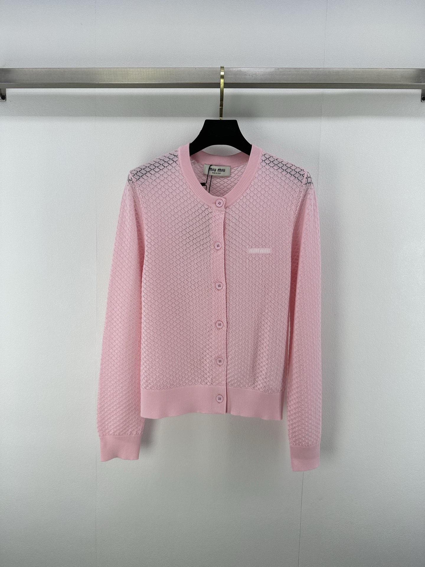 NO:416050,Miumi* new details 25 New summer knitted hollow button cardigan The fabric is comfortable and delicate, soft and skin-friendly, and the hollow flower pattern is created through exquisite knitting technology, suitable for the thickness, perfect for the transition season wear. The placket and collar edge wavy lace design is elegant and exquisite. 3 colors and 3 codes SML, miumiu, alexander wang19860909Miumi*上新细节 25 夏季新款针织镂空纽扣开衫 面料舒适细腻,柔软亲肤,通过精湛的针织工艺打造出镂空花朵图案,薄厚适宜,完美契合过渡季节穿着.门襟、领边波浪花边设计,优雅精致. 3色3码SML,,miumiu,alexander wang,Women's clothing