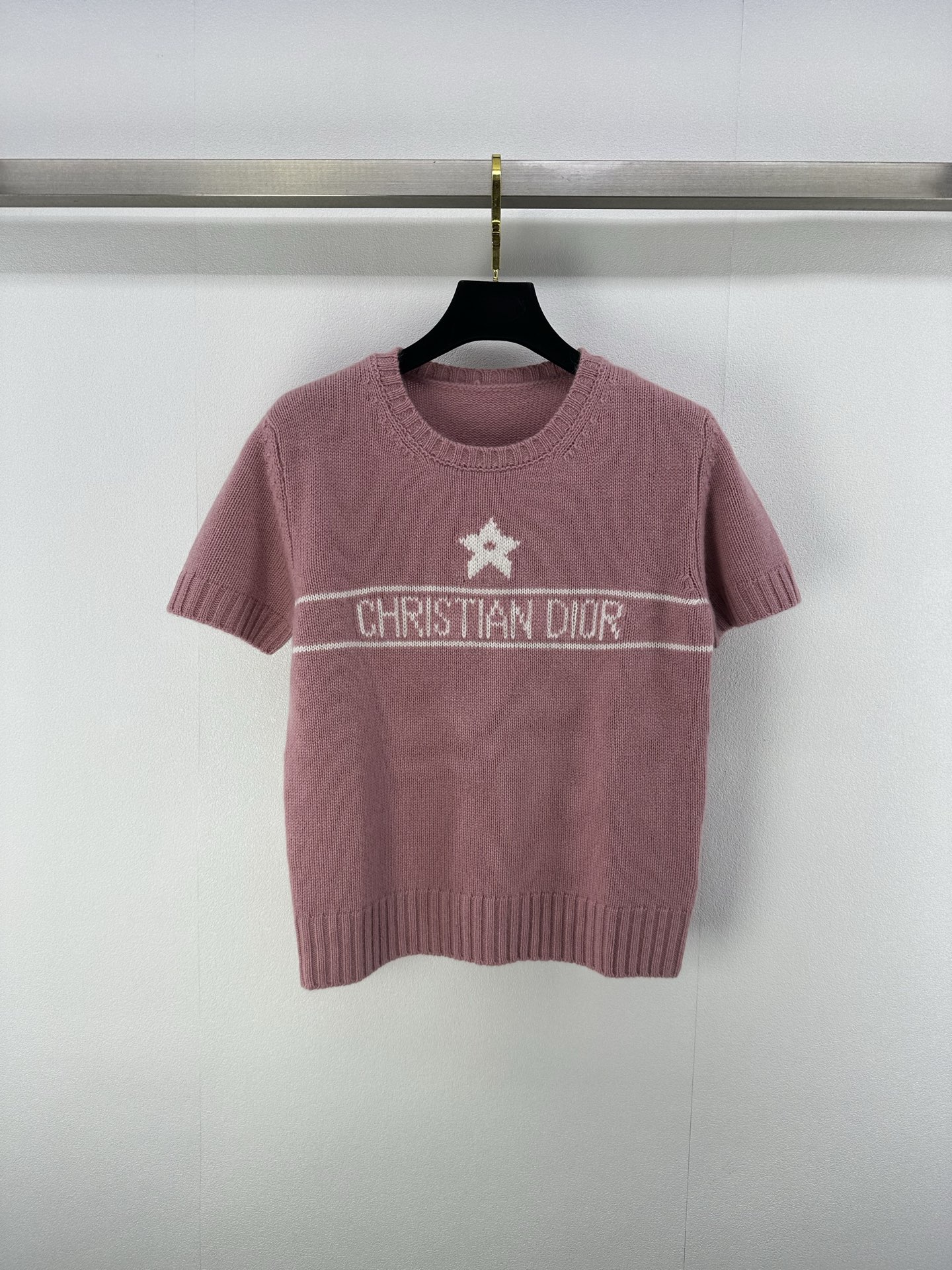 NO:422827,:1 Dio* new details 25 New summer five-pointed star knit short sleeves Customized YB cashmere yarn woven High-quality texture Comfortable and soft Round neck short-sleeved tops are cut, compact knitted delicately highlighting the brand texture The threaded edge of the neck cuff echoes the hem of the hem Five-pointed star horizontal bar striped letter decoration on the chest highlights the brand tone Regular tailoring, hiding the flesh to make it look tender, daily wear in spring and summer reduces age 2 colors 3 codes SML,,dior,T-shirt,alexander wang19860909:1 Dio*上新细节 25 夏季新款五角星针织短袖 定制YB羊绒纱线织造 质感高级 舒适柔软 圆领短袖上衣剪裁 密实针织细腻凸显品牌质感 领口袖口螺纹包边与衣摆相呼应 胸前五角星横杠条纹字母装饰 彰显品牌调性 常规剪裁 藏肉显嫩 春夏日常穿搭减龄 2色3码SML,,dior,T-shirt,alexander wang,Women's clothing