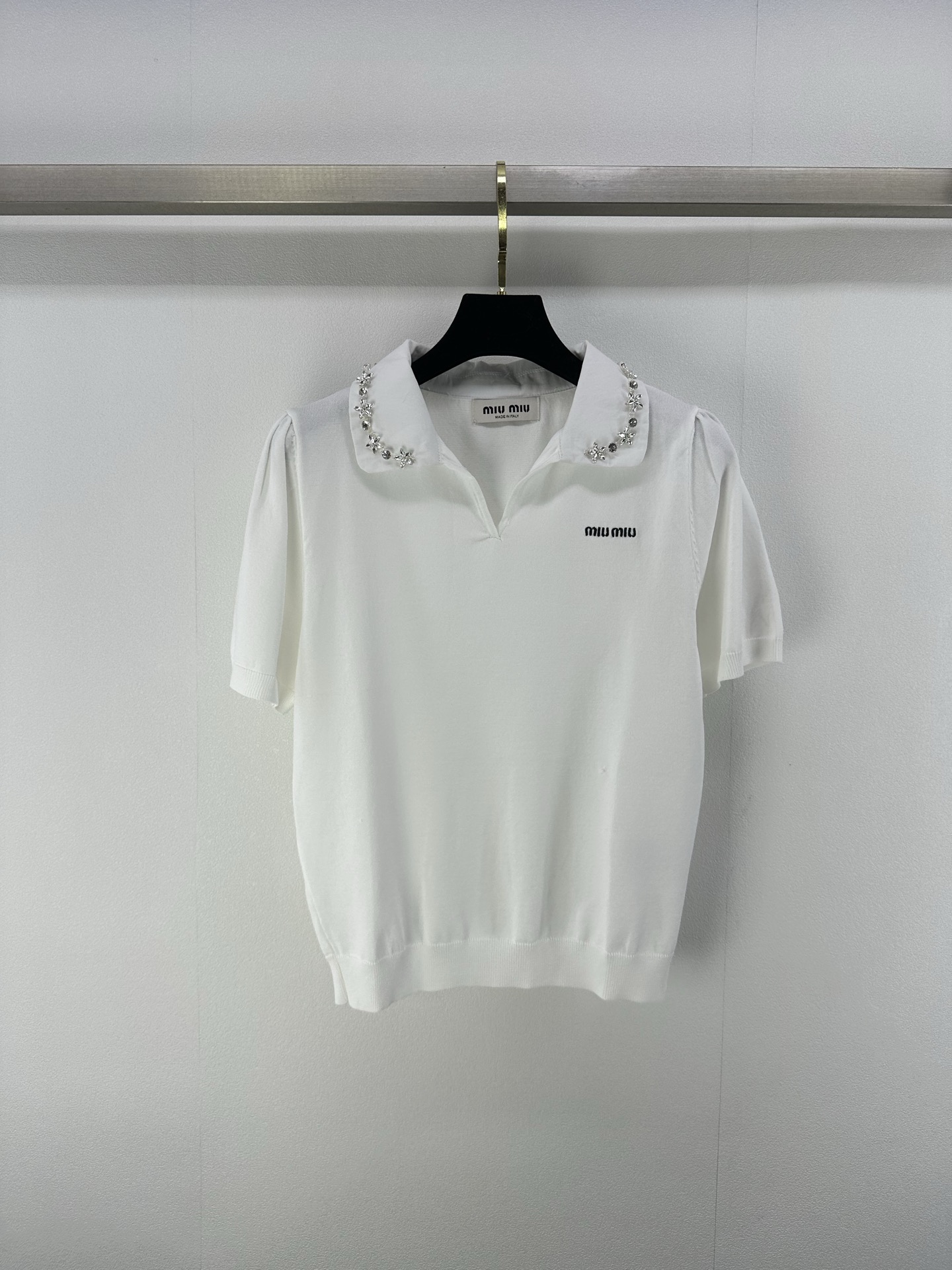 NO:422836,MiuMi* new details 25 The latest heavy industry beaded knitted short sleeves in summer!  The styling shirt collar is a must-have item in the wardrobe!  The neckline nails make the upper body of the ready-to-wear more exquisite and fashionable, and the brand letters on the chest add more details!  2 color 3 code SML, miumiu, T-shirt, alexander wang19860909MiuMi*上新细节 25 夏季最新重工钉珠针织短袖！拼接衬衣领时髦 衣橱的必备单品！领口钉珠装饰,让成衣上身更为精致洋气,胸前品牌字母再添细节！ 2色3码SML,,miumiu,T-shirt,alexander wang,Women's clothing