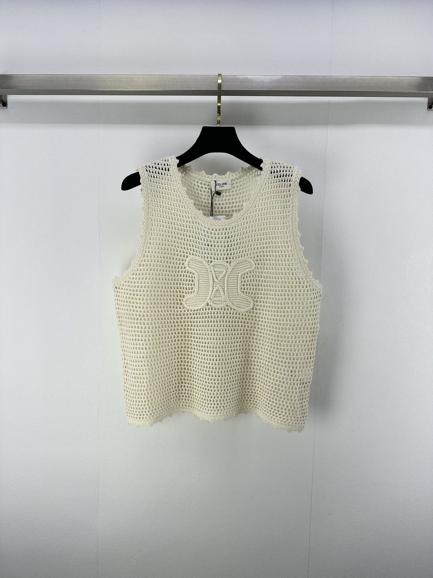 NO:416668,New details on CELIN* 25 Spring and Summer New Hand-Hooked Knitted Vest!  Customized cotton yarn woven, comfortable and stylish, knitted short-sleeved tailoring, appropriate skin exposure on the neckline, beautify the proportion of head and shoulders, make the whole body hooked and woven three-dimensional texture intertwined, sewn with the Arc de Triomphe logo on the chest as a highlight, strong retro style, regular style to accommodate body, playful and age-reducing, full of style!  1 color 3 code SML, celine, T-shirt, alexander wang19860909CELIN*上新细节 25 春夏新款手勾针织背心！定制全棉纱线织造 舒适有型 针织短袖剪裁 领口恰当露肤 美化头肩比例更显瘦 通体手勾编织立体纹理交织 胸前缝制凯旋门徽标为亮点 复古风格强烈 常规版型包容身材 俏皮减龄 洋气十足！ 1色3码SML,,celine,T-shirt,alexander wang,Women's clothing