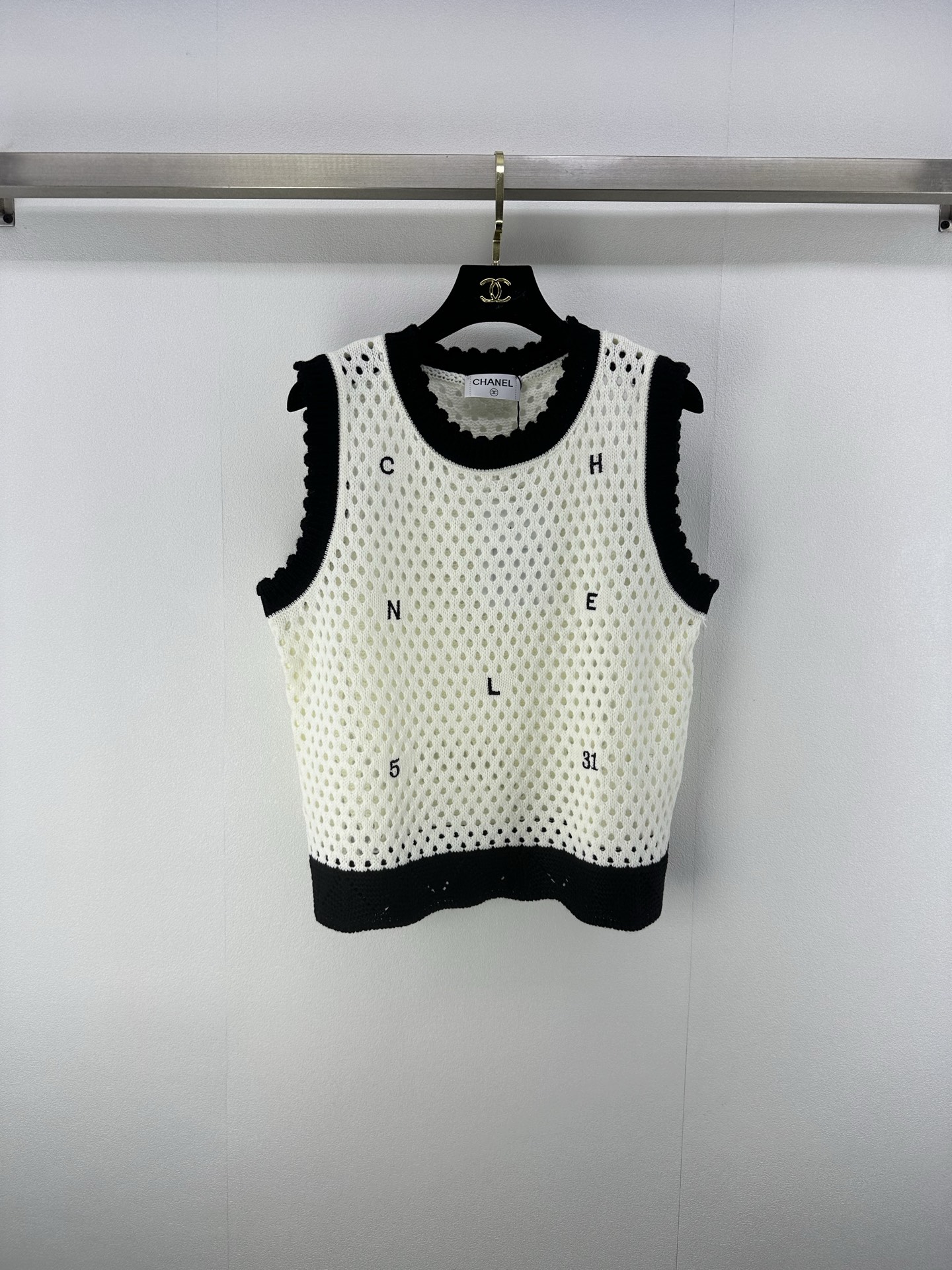 NO:422847,CHANE* New Details 25 New Contrast Knitted Vest for Summer!  Customized wool knitted yarn woven, soft and skin-friendly, comfortable and stylish, round neck knitted vest cut, black collar collision with large body solid color to form a sense of layering, letter logo embroidery decoration on the chest, strong retro style, slim fit style highlights the figure, playful, age-reducing, and easy to control during daily travel or party!  1 color 3 code SML, chanel, alexander wang19860909CHANE* 上新细节 25 夏季新款撞色针织背心！定制羊毛针织纱线织造 柔软亲肤 舒适有型 圆领针织背心剪裁 黑色领边与大身纯色碰撞形成层次感 胸前字母logo刺绣装饰 复古风格强烈 修身版型突显身材 俏皮减龄显白 日常出行或聚会轻松驾驭！ 1色3码SML,,chanel,alexander wang,Women's clothing