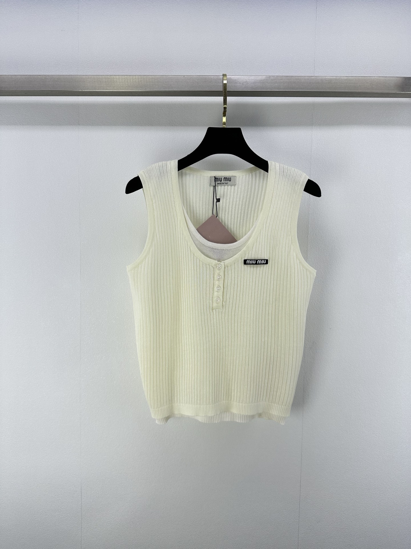 NO:424448,Miu I* New Details 25 Spring and Summer Latest Fake Two-Piece Knitted Vest!  Custom imported knitted material, soft and comfortable, fake two-piece style, rich design layering, embellish the brand logo on the chest, highlighting the brand's high-end style, ready-made garments are comfortable and elastic, adding a lively atmosphere to the outfit. No need to deliberately add decoration, can show the elegant and high-end brand tone!  2 colors 3 codes SML, miumiu, alexander wang19860909Miu I* 上新细节 25 春夏最新假两件针织背心！定制进口针织材质 柔软舒适 假两件版型 设计层次感丰富 胸口点缀品牌徽标 彰显品牌高级格调 成衣舒适有弹力 为穿搭增添活泼气息 无需刻意加饰 即可彰显典雅高级的品牌调性！ 2色3码SML,,miumiu,alexander wang,Women's clothing