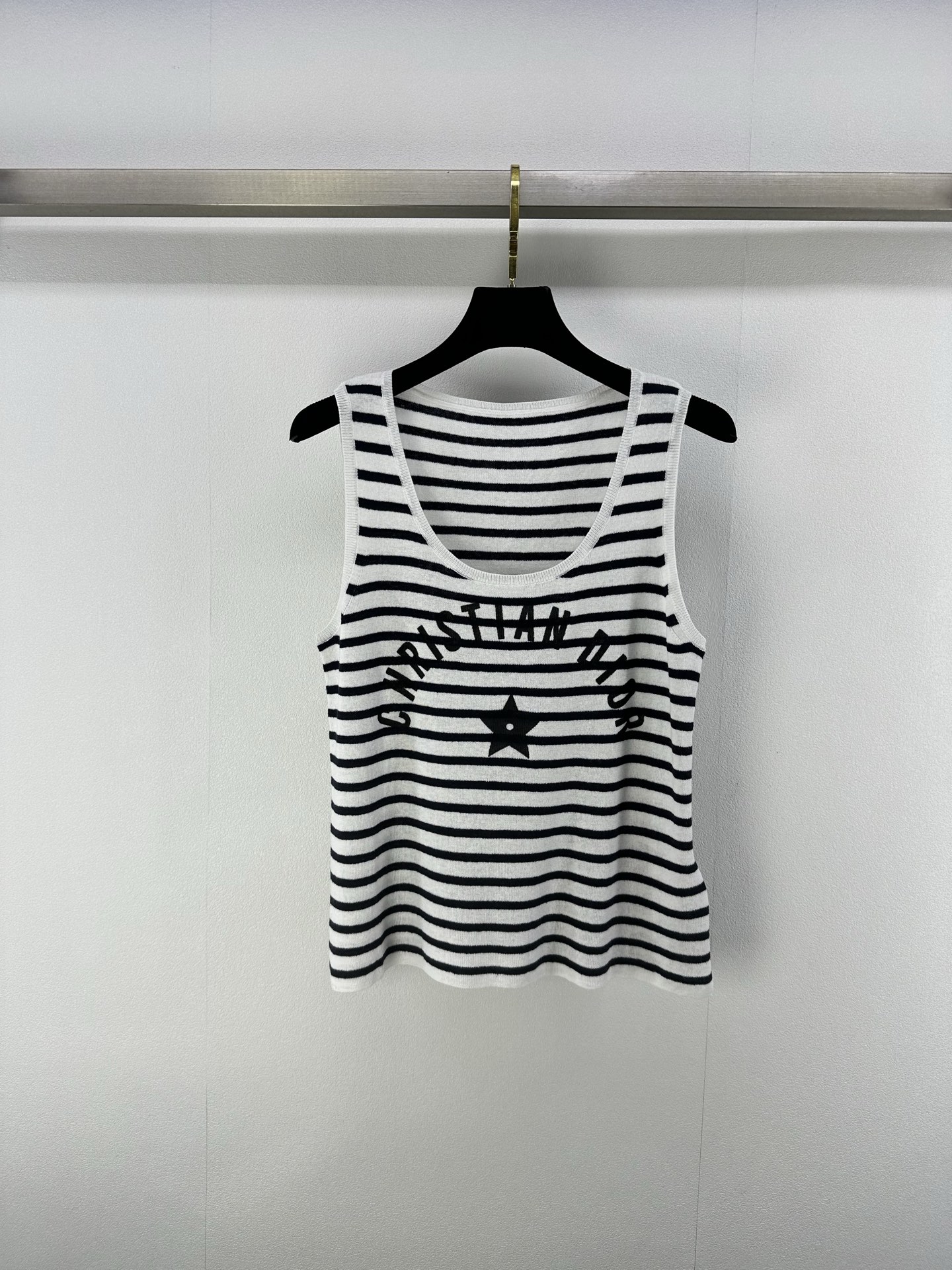 NO:417516,New details on Dio* 25 New summer striped vest custom-made blended material Delicate texture Soft and comfortable Vest cut Threaded edges add exquisite tone Match with elastic fabrics Regular styles to create a fashionable temperament Slimming and inclusive figure Full-body striped chest Five-pointed star letter logo decoration Show brand tone Versatile styles not picky about age skin tone Match with skirts and pants Adapt to age-reducing fashionable retro style 1 color 3 SML, Dior, skirts, alexander wang19860909Dio*上新细节 25 夏季新款条纹背心 定制混纺材质 细腻肌理 柔软舒适 背心裁剪 螺纹包边增添精致调性 搭配弹性十足的面料 常规版型穿出时髦气质 显瘦包容身材 通体条纹胸前五角星字母徽标装饰 展示品牌调性 百搭款式不挑年龄肤色 搭配裙装裤装 适配减龄时髦复古风格 1色3码SML,,dior,skirts,alexander wang,Women's clothing