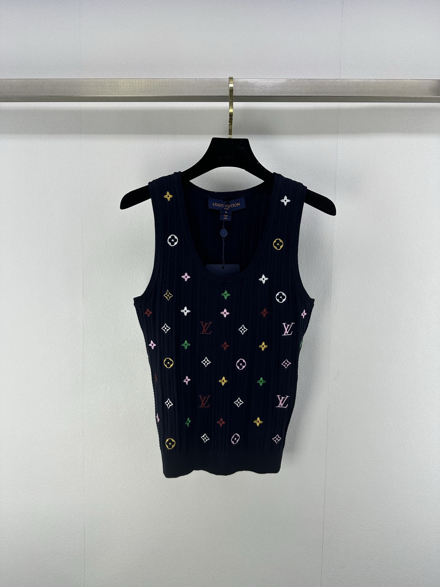 NO:424455,New details on LV* 25 New summer embroidered alphabet knitted vest!  Custom imported wool knitted material, soft and comfortable, fine craftsmanship highlights the high-end design style, the texture of the vertical pit strips is combined with the full-studded colorful letters and variable four-leaf clover elements, highlighting the brand's personality!  3 color 3 code SML, louis vuitton, alexander wang19860909LV*上新细节 25 夏季新款刺绣字母针织背心！定制进口羊毛针织材质 柔软舒适 精细工艺彰显高端设计风格 通体竖坑条肌理配合满铺跳脱彩色字母和多变四叶草元素图案 彰显品牌张扬个性格调！ 3色3码SML,,louis vuitton,alexander wang,Women's clothing