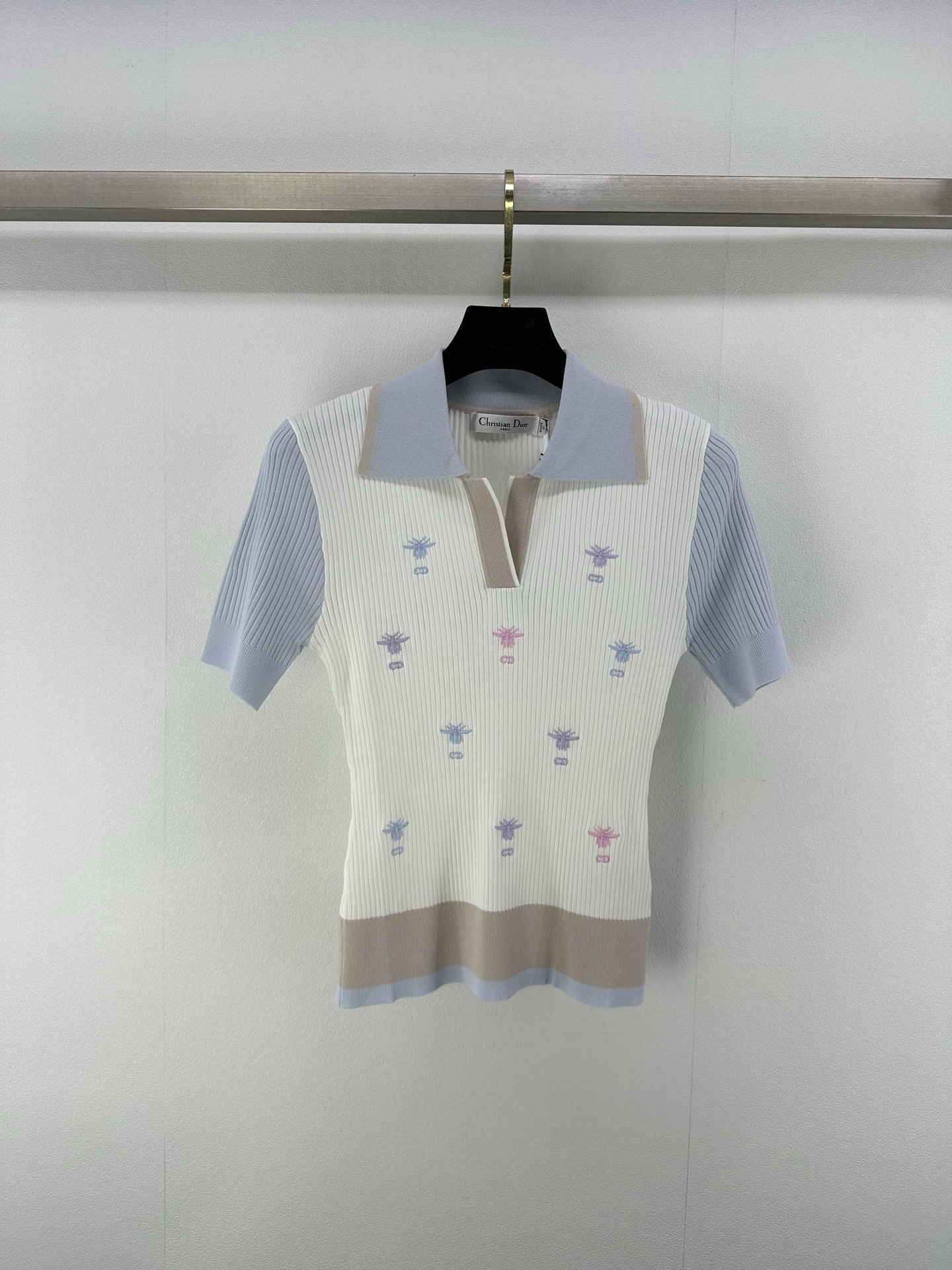 NO:424476,Dio* new details 25 New summer lapel small bee embroidered short sleeves iconic printed small bee embroidery logo contrasting lapel color matching lit details Tennis fabric upper body is cold and thin, very age-reducing and sweet 3 colors 3 size SML, dior, T-shirt, alexander wang19860909Dio*上新细节 25 夏季新款翻领小蜜蜂刺绣短袖 标志性印花小蜜蜂刺绣logo 撞色翻领配色点亮细节 天丝面料上身冰凉又轻薄 非常减龄气甜美 3色3码SML,,dior,T-shirt,alexander wang,Women's clothing