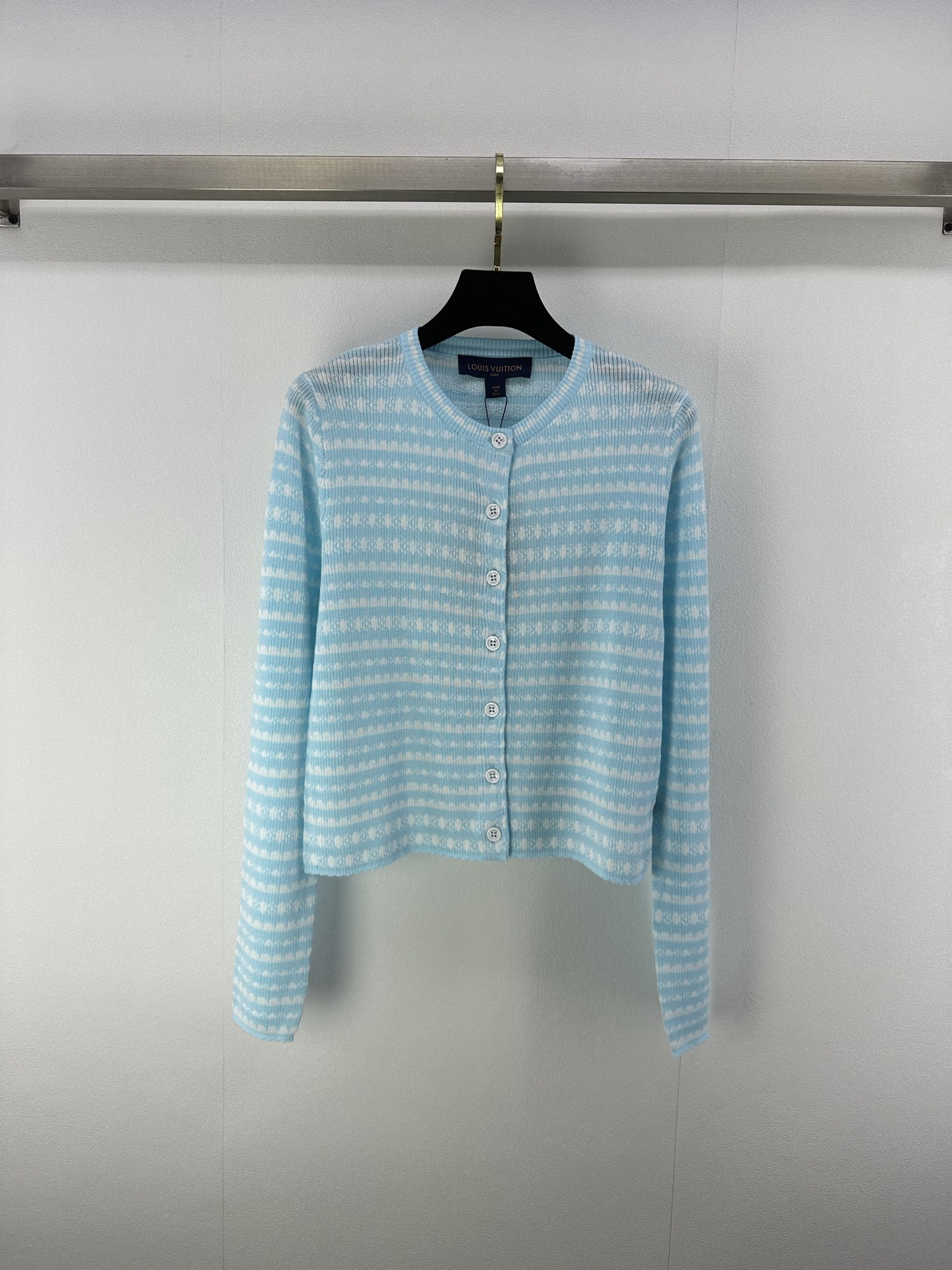NO:424486,New details on LV* 25 Spring and summer new knitted round neck cardigan striped splicing design yb open mold letter logo button decoration logo element embellishment exquisite light luxury versatile 2 colors 3 code SML, louis vuitton, alexander wang19860909LV*上新细节 25 春夏新款针织圆领开衫 条纹拼接设计 yb开模字母logo纽扣装饰 logo元素标点缀 精致轻奢百搭 2色3码SML,,louis vuitton,alexander wang,Women's clothing