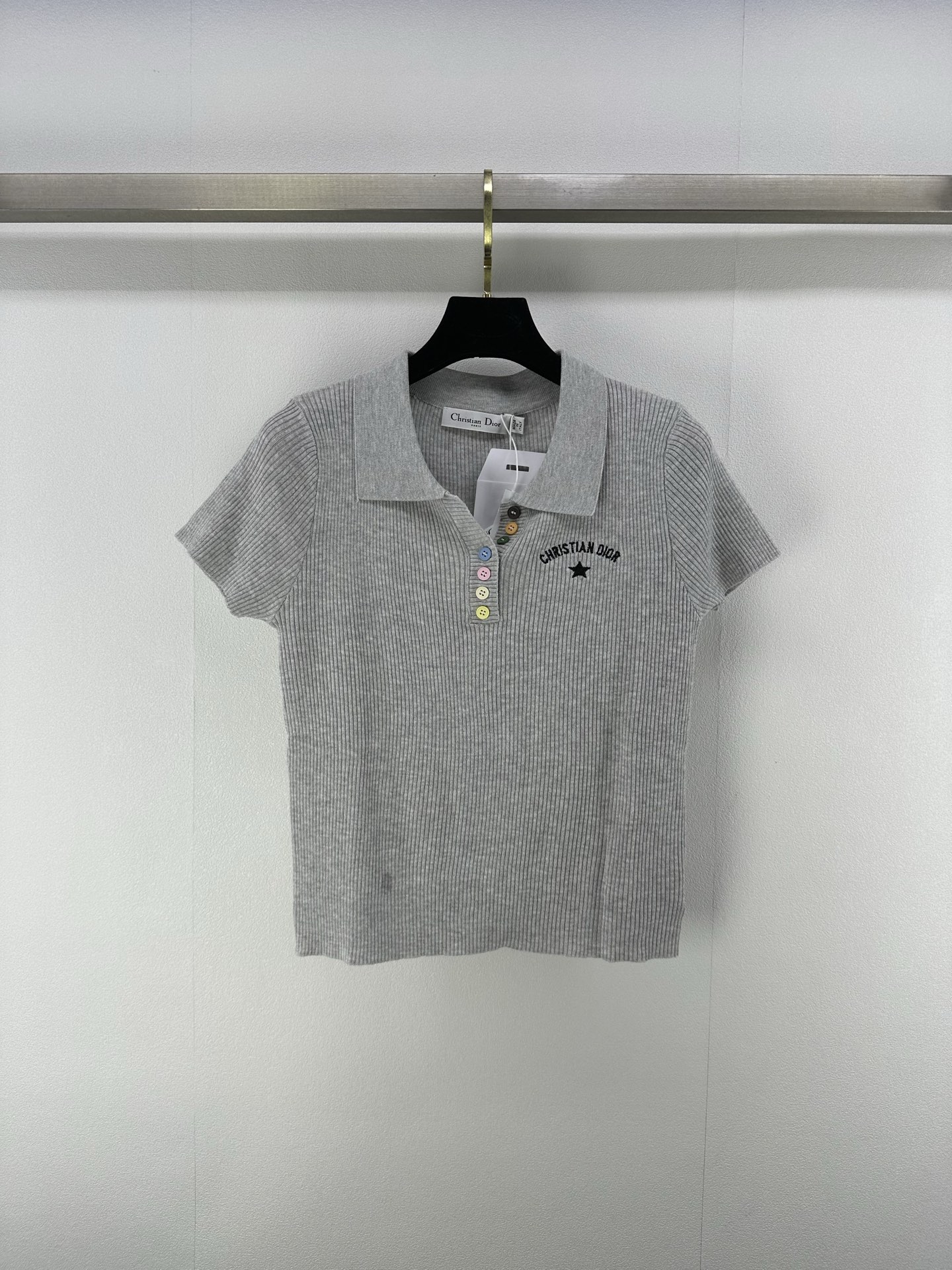 NO:424496,New details on Dio* 25 New summer lapel short sleeves interpret French elegant new style. Exquisite small lapels with dopamine color buckles outline neat lines. Delicate knitted fabric full of texture. The 'CHRISTIAN DIOR PARIS' logo and unique pattern on the chest. Low-key highlights the brand style. Whether you are casual or light business occasions, you can easily control it. 3 colors and 3 codes SML, dior, T-shirt, alexander wang19860909Dio*上新细节 25 夏季新款翻领短袖 演绎法式优雅新风尚 精致小翻领搭配多巴胺彩扣 勾勒利落线条 细腻针织面料 质感满满 胸口处“CHRISTIAN DIOR PARIS”标识与独特图案 低调彰显品牌格调 无论是休闲出街 还是轻商务场合 皆能轻松驾驭 3色3码SML,,dior,T-shirt,alexander wang,Women's clothing