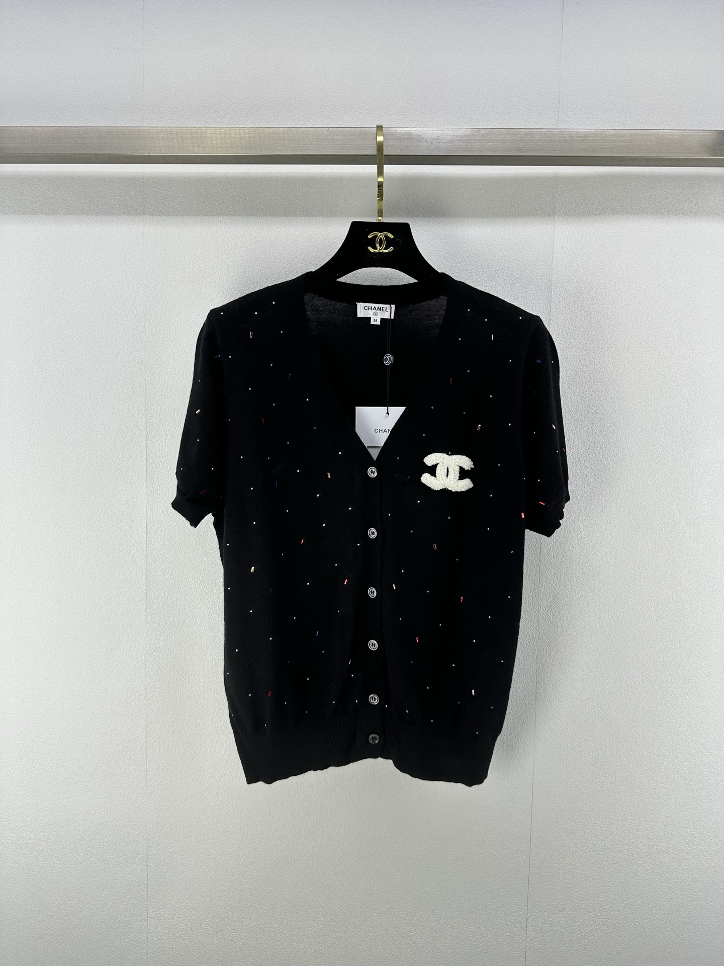 NO:424506,Chane* New details 25 New summer colored diamond beads v-neck cardigans. The real thing is super beautiful, minimalist and luxurious, the texture of customized colored diamonds is super good. The light and light fabric is comfortable and breathable. The basic style is versatile and not picky about the figure. You can wear the temperament of a big brand when you match it. 2 colors and 3 sizes SML, chanel, alexander wang19860909Chane* 上新细节 25 夏季新款彩钻钉珠v领开衫 实物超美极简风格奢华,定制彩钻的质感超棒 轻薄面料舒适透气 基础款百搭不挑身材 随意搭配都能穿出大牌的气质 2色3码SML,,chanel,alexander wang,Women's clothing