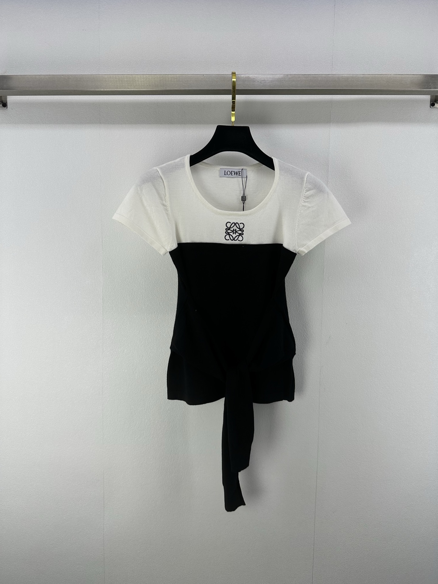 NO:424515,Loew* new details 25 Summer new round neck contrasting lace short sleeves Lace-up design full of high-end chest embroidery logo totem Summer thin fabrics Slim body to reduce age and versatile 3 colors 3 size SML, loewe, T-shirt, alexander wang19860909Loew*上新细节 25 夏季新款圆领撞色系带短袖 系带设计高级感满满 胸前刺绣logo图腾 夏日轻薄面料 上身显瘦减龄又百搭 3色3码SML,,loewe,T-shirt,alexander wang,Women's clothing