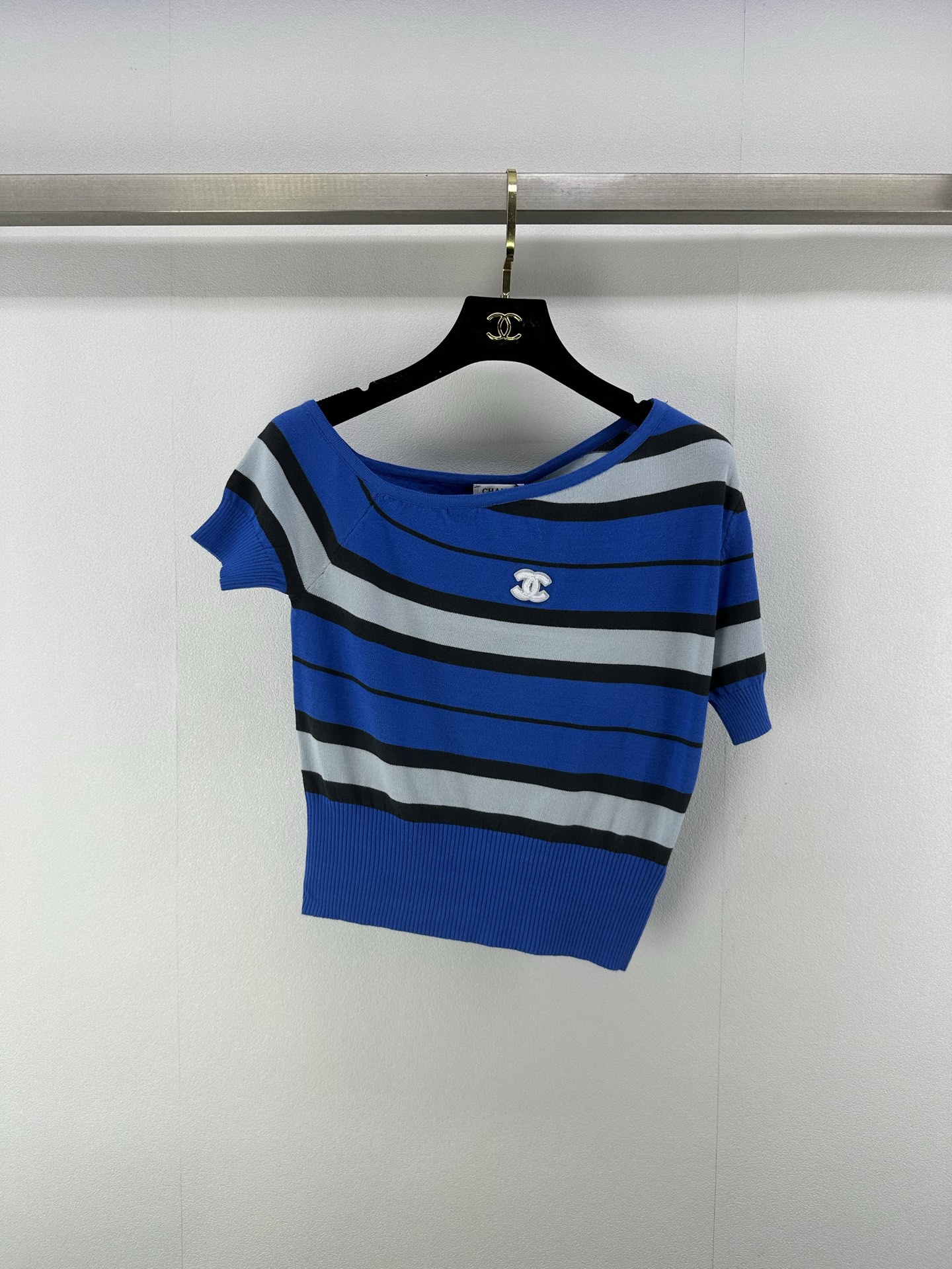 NO:424524,Chane *New details 25 New summer slanted shoulder knitted striped short sleeves Customized Y-blend yarn weaving, full of elasticity, slanted shoulder knitted short sleeves cut, neckline cut with thin threads, elastic tightening and fitting the body more slimming, multi-color striped design details show the fashionable atmosphere of high streets, dense weaving technology, detailed patterns add a sense of exquisiteness to simple outfits, simple decoration on the chest logo, can easily show the playful girl style, slim fit style, slim and fashionable, all seasons, single wear, 3 colors, 3 codes, SML, chanel, T-shirt, alexander wang19860909Chane *上新细节 25 夏季新款斜肩针织条纹短袖 定制Y混纺纱线织造 弹力十足 斜肩针织短袖裁剪 领口斜裁以螺纹细包边 弹力收紧贴合身形更遮肉显瘦 多色条纹设计细节更显高街时髦气息 成衣选用密实织造工艺 细致纹路为简易穿搭增添精致感 胸前logo徽标简单修饰 就能轻松彰显俏皮女生风格 修身版型 显瘦时髦 四季单穿叠穿都 3色3码SML,,chanel,T-shirt,alexander wang,Women's clothing