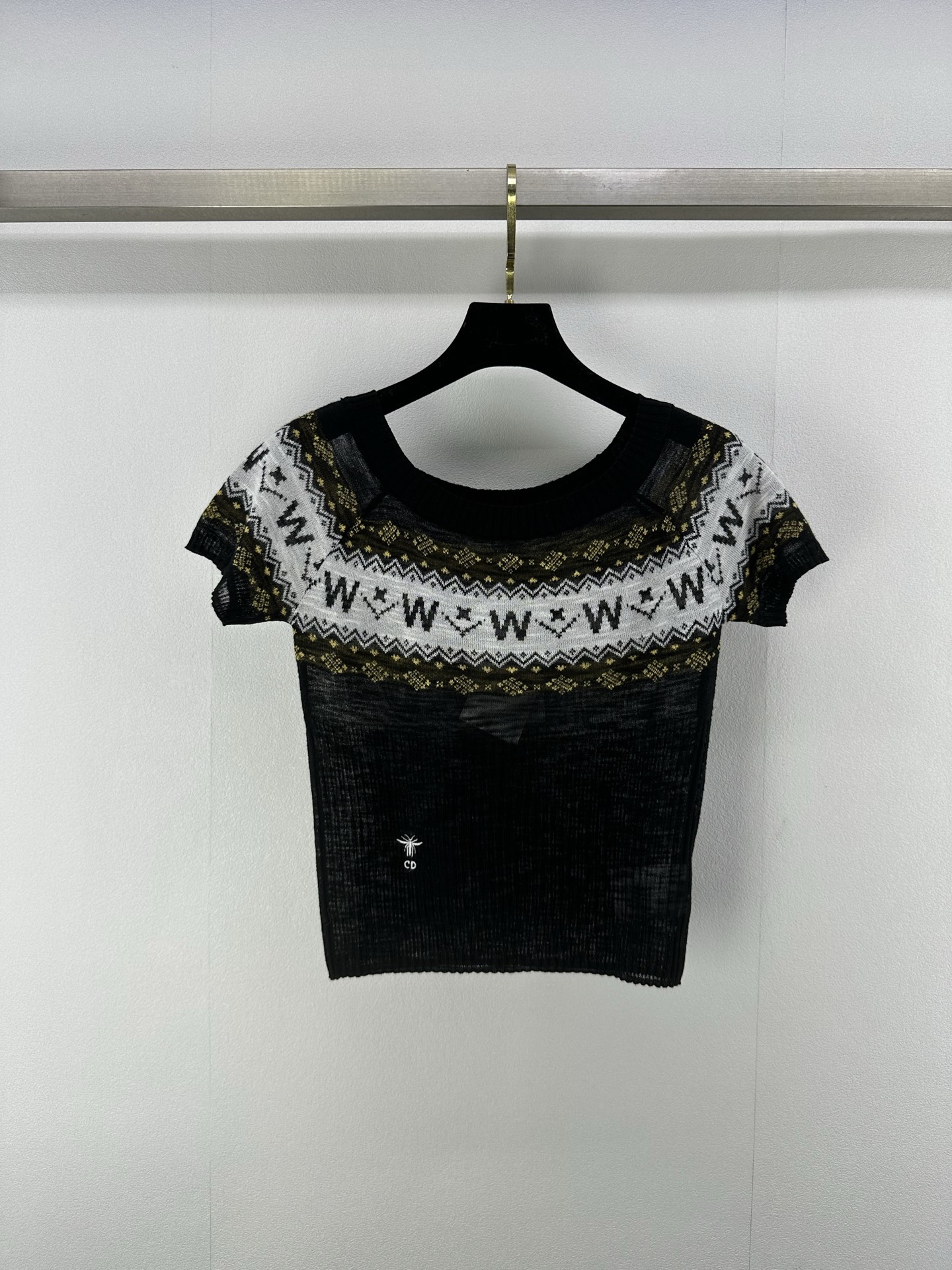 NO:424536,New details on Dio* 25 Spring and summer latest pattern contrasting knitted short sleeves!  Wearing on daily or holidays is an eye-catching atmosphere artifact. The whole body uses hollow knitting technology to present patterns. It is exquisite and durable, adding a sweet atmosphere. The clothes are decorated with bee embroidered logo. The details are handled to show the brand tone. The elegant and exquisite dressing style is presented. 2 colors and 3 codes SML, dior, T-shirt, alexander wang19860909Dio*上新细节 25 春夏最新花纹撞色针织短袖！日常或者度假穿都是吸睛的氛围感神器,通体利用镂空针织工艺呈现花纹 精致又耐看 增添甜美气息 衣摆装点小蜜蜂刺绣徽标 细节处理满分 彰显品牌调性 呈现优雅精致的穿搭风格 2色3码SML,,dior,T-shirt,alexander wang,Women's clothing