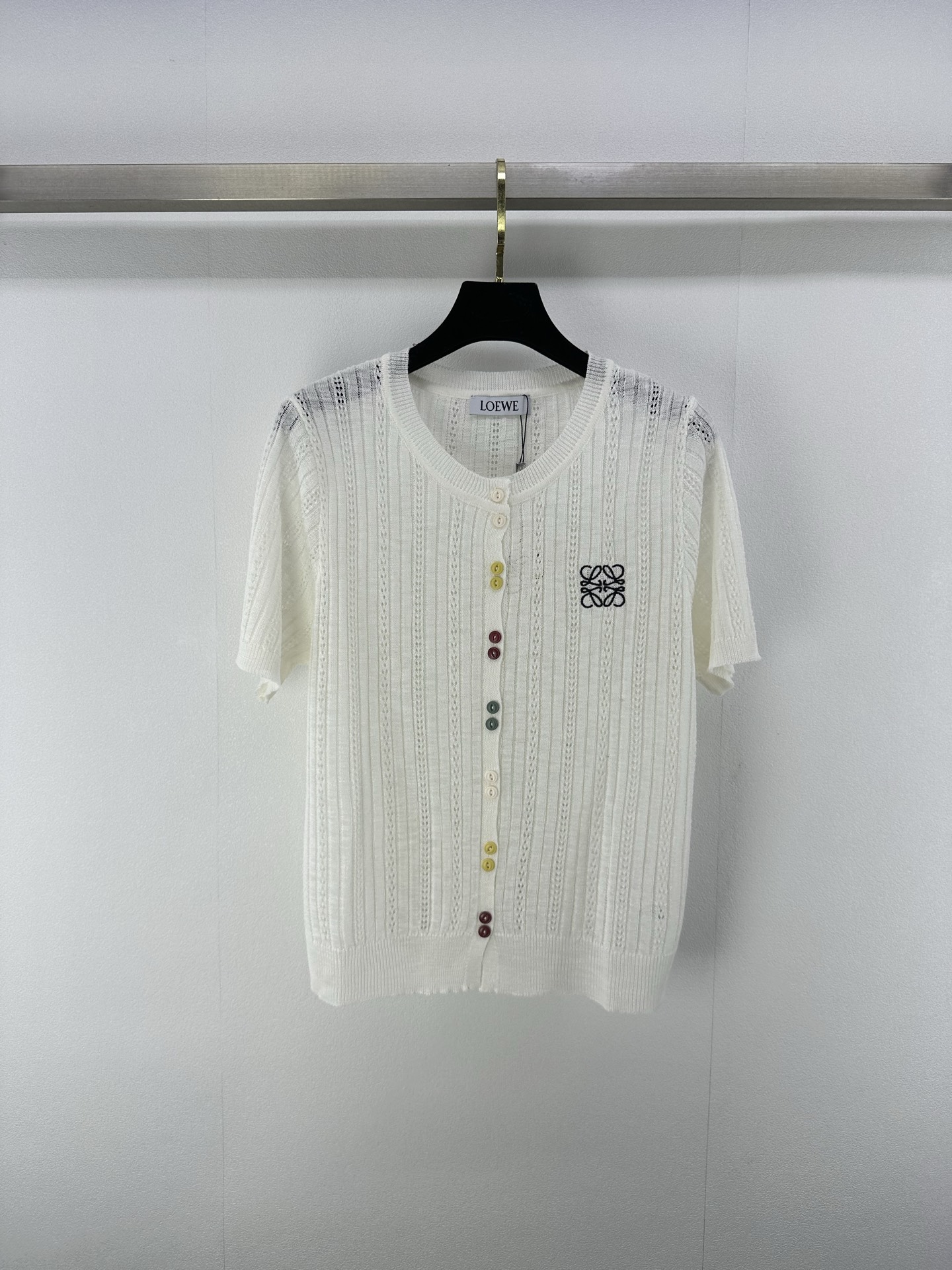 NO:424547,loew* New details 25 Spring and summer latest colored button round neck cardigan!  Customized sesame knitted material, delicate and soft, exquisite round neck cut, full body hollow crochet texture, single-breasted decoration is embroidered with rainbow candy buttons, full details are more playful and exquisite, chest embroidered brand logo, highlighting the brand style, playful and age-reducing, easy to control when traveling or relaxing in parties!  2 color 3 code SML, loewe, alexander wang19860909loew* 上新细节 25 春夏最新彩色纽扣圆领开衫！定制麻料针织材质 细腻柔软 精致圆领剪裁 通体镂空钩针肌理 单排扣饰以彩虹糖果色纽扣点缀 细节满分更为俏皮精致 胸前刺绣品牌徽标 彰显品牌格调 俏皮减龄显白 日常出行或轻松聚会轻松驾驭！ 2色3码SML,,loewe,alexander wang,Women's clothing