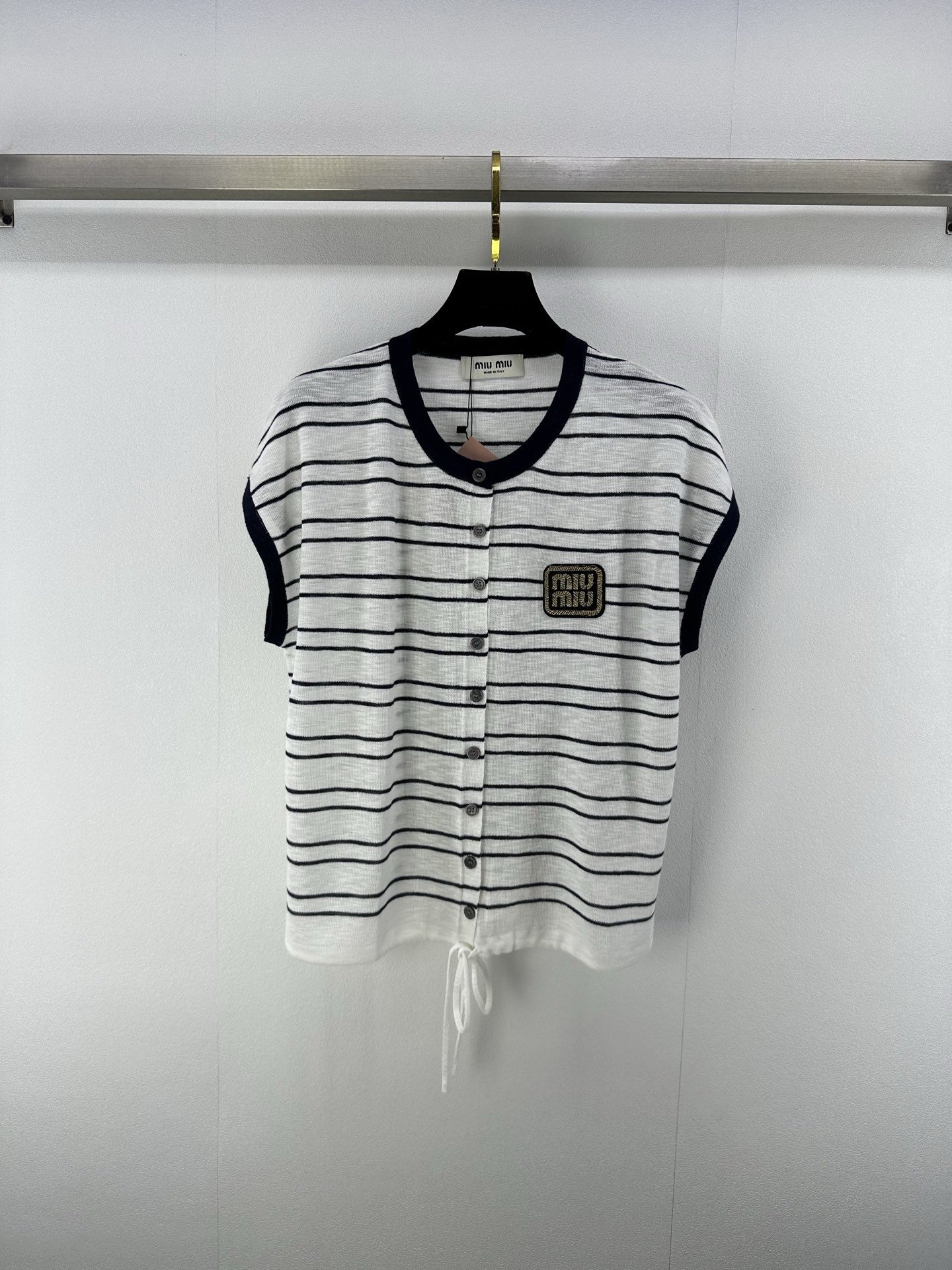 NO:424559,MiuMi* New Details 25 Spring and Summer Latest Contrast Striped Round Neck Knit Cardigan Vest!  The bright striped color scheme is designed with a strong sense of atmosphere!  The logo logo on the chest reflects the brand style!  Hem drawstrings are tightened to make you look slim, highlighting the light luxury and fashionable temperament. You can wear them alone. The first choice for fashion outfits in all seasons. 2 colors and 3 sizes SML, miumiu, alexander wang19860909MiuMi* 上新细节 25 春夏最新撞色条纹圆领针织开衫背心！鲜明条纹配色设计,氛围感强烈！胸前logo徽标标识体现品牌风格！下摆抽绳收腰显瘦,凸显轻奢时髦气质 单穿叠穿均可 四季时尚穿搭首选 2色3码SML,,miumiu,alexander wang,Women's clothing