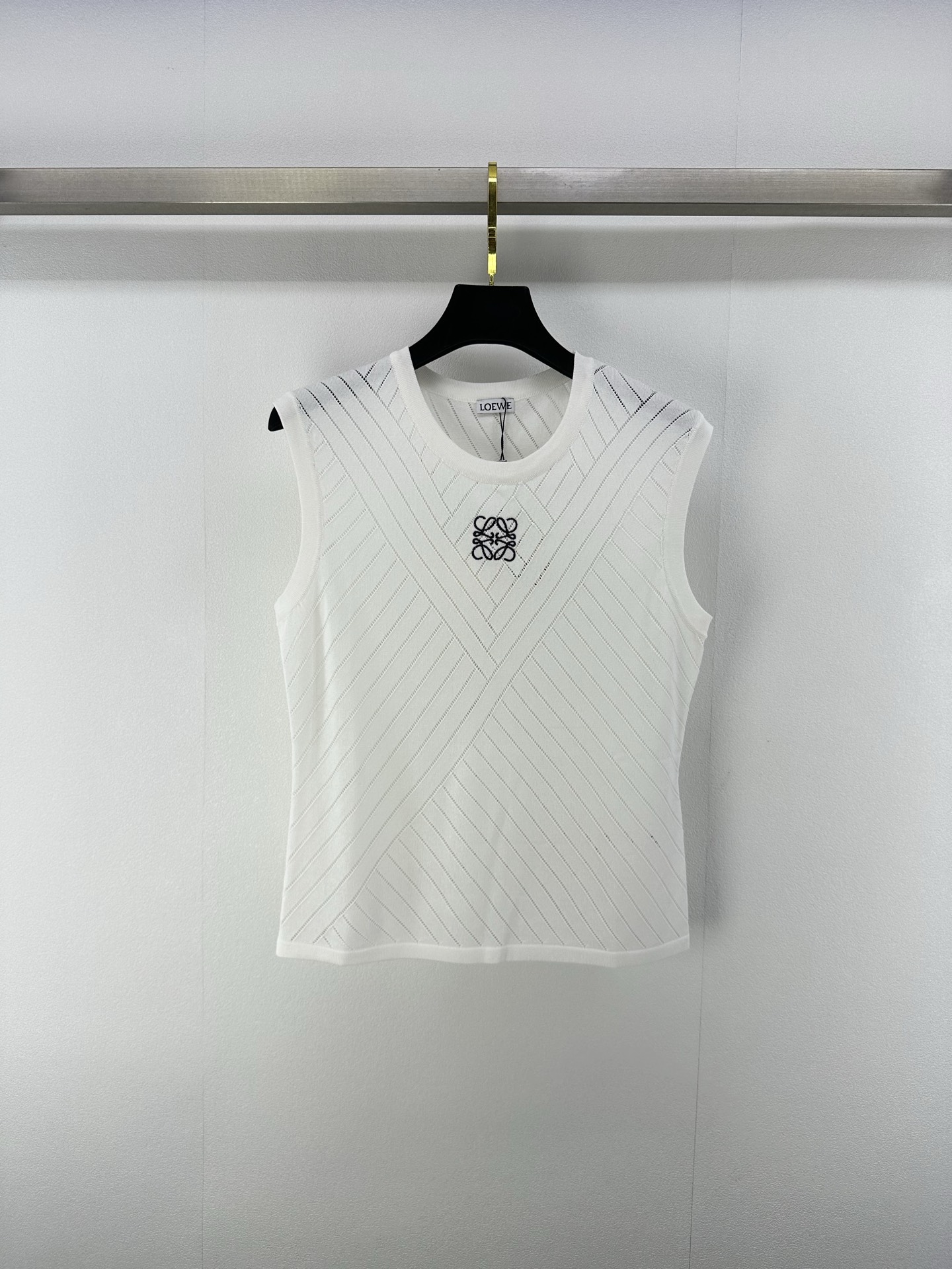 NO:424569,New details on Loew* 25 New summer logo knitted vest Customized YB Tennis yarn weaving Delicate texture Soft and comfortable Round neck knitted vest cut Fine knitted neckline threaded edges to add exquisite tone Match with elastic fabric Breast waist contour outlines the chest side totem logo decoration Show brand tone versatile styles not picky age skin tones Match with skirts and trousers Aim to age-reducing fashionable retro style 2 colors 3 SML, loewe, skirts, alexander wang19860909Loew*上新细节 25 夏季新款徽标针织背心 定制YB天丝纱线织造 细腻肌理 柔软舒适 圆领针织背心裁剪 通体细密针织 领口螺纹包边增添精致调性 搭配弹性十足的面料 胸腰轮廓线勾勒胸侧图腾徽标装饰 展示品牌调性 百搭款式不挑年龄肤色 搭配裙装裤装 适配减龄时髦复古风格 2色3码SML,,loewe,skirts,alexander wang,Women's clothing