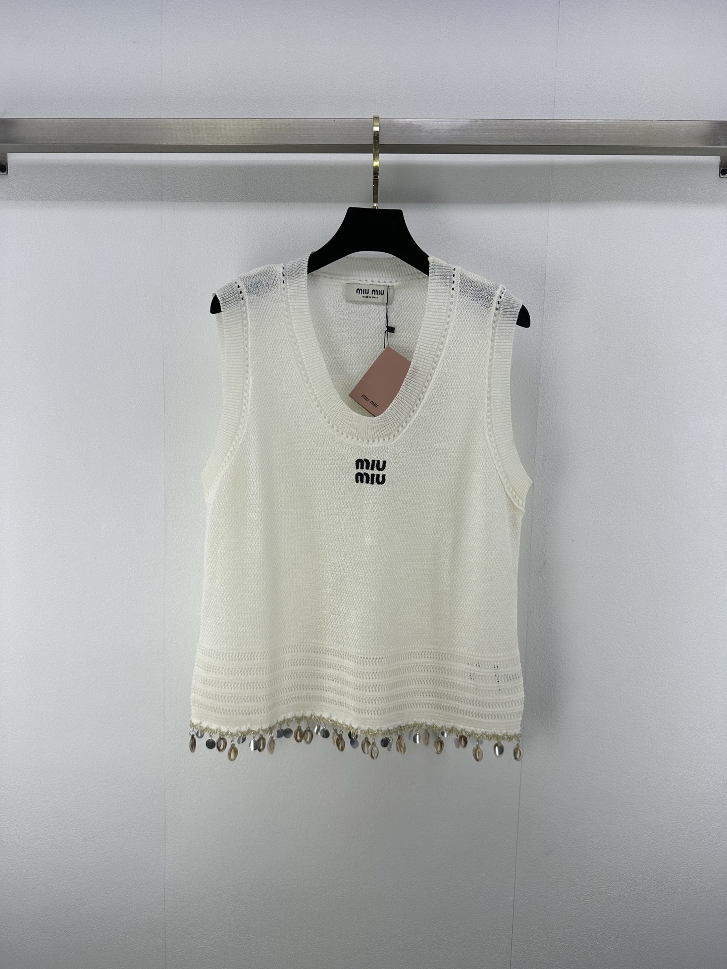 NO:424478,Miumi* new details 25 New summer knitted shell vests are all made of exquisite knitting technology. The body is simple but not without style. The iconic 'miu miu' logo on the chest highlights the brand recognition. Beads and metal disk tassels are carefully embellished at the hem. The swaying posture adds a sense of agility and gorgeousness to the overall shape. 2 colors and 3 codes SML, miumiu, alexander wang19860909miumi*上新细节 25 夏季新款针织贝壳背心 均以精致针织工艺打造 衣身简约却不失格调 胸口标志性“miu miu” logo 彰显品牌辨识度 下摆处精心缀饰的珠串与金属圆片流苏 随着身体律动摇曳生姿为整体造型增添灵动华丽之感 2色3码SML,,miumiu,alexander wang,Women's clothing