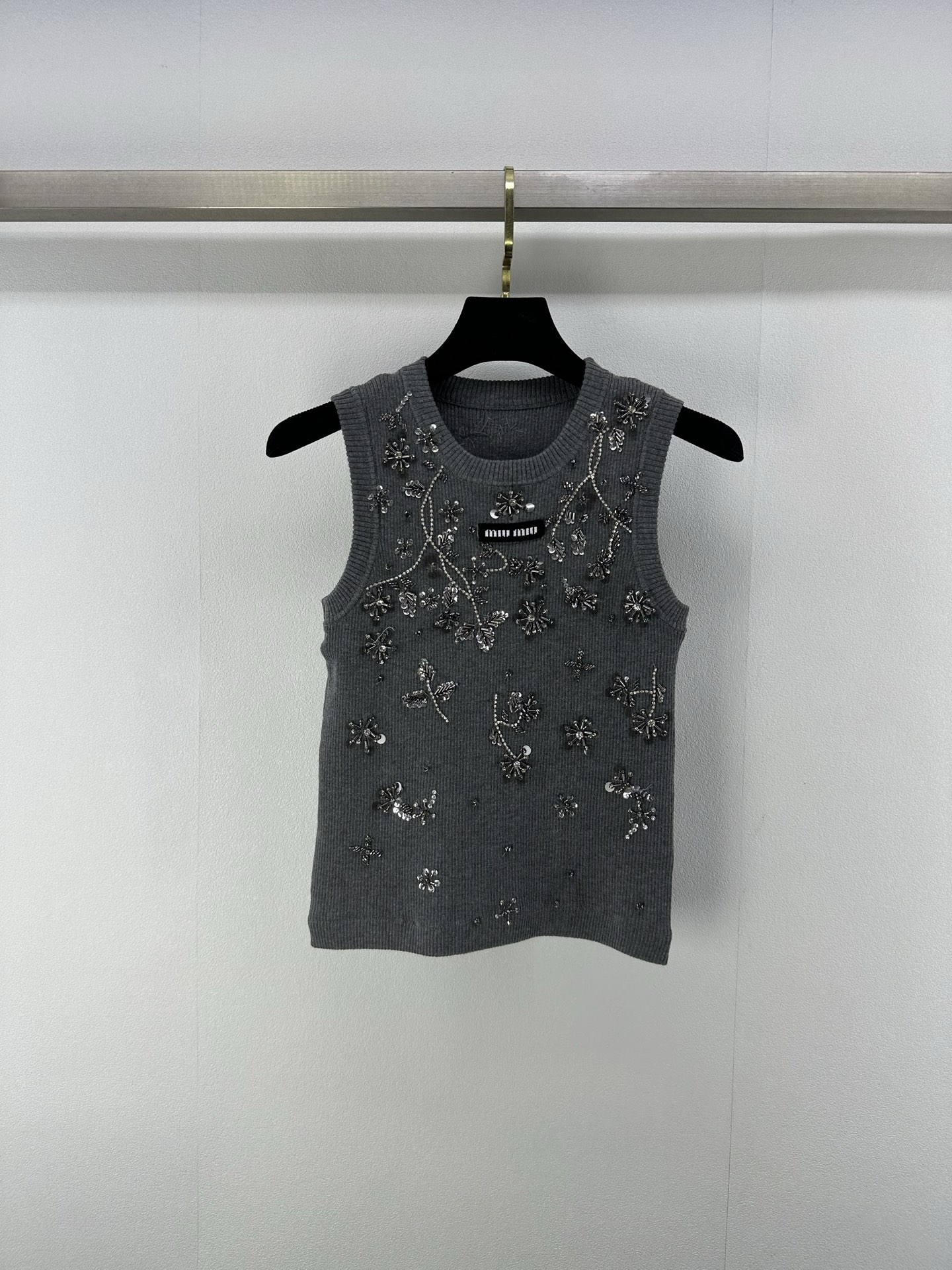 NO:424488,New details on MiuMi* 25 Spring and Summer Latest Beaded Vest!  Customized YB imported wool yarn weaving, elastic and comfortable, breathable and easy to wear, round neck knitted vest cut, beautification of head and shoulder ratio, the iconic letters and logos on the front collar are outlined and combined to form an effect, the decorated gorgeous retro style, slim fit style, highlighting the figure, fashionable and slimming, easy to control when traveling or gatherings!  2 colors 3 codes SML, miumiu, alexander wang19860909MiuMi*上新细节 25 春夏最新钉珠背心！定制YB进口羊毛纱线织造 弹力舒适 透气好穿 圆领针织背心剪裁 美化头肩比例更显瘦 领前标志性字母徽标钉珠珠片满身勾勒组合成效果 装饰出的华丽复古风格 修身版型 突显身材 时髦显瘦 日常出行或聚会轻松驾驭！ 2色3码SML,,miumiu,alexander wang,Women's clothing